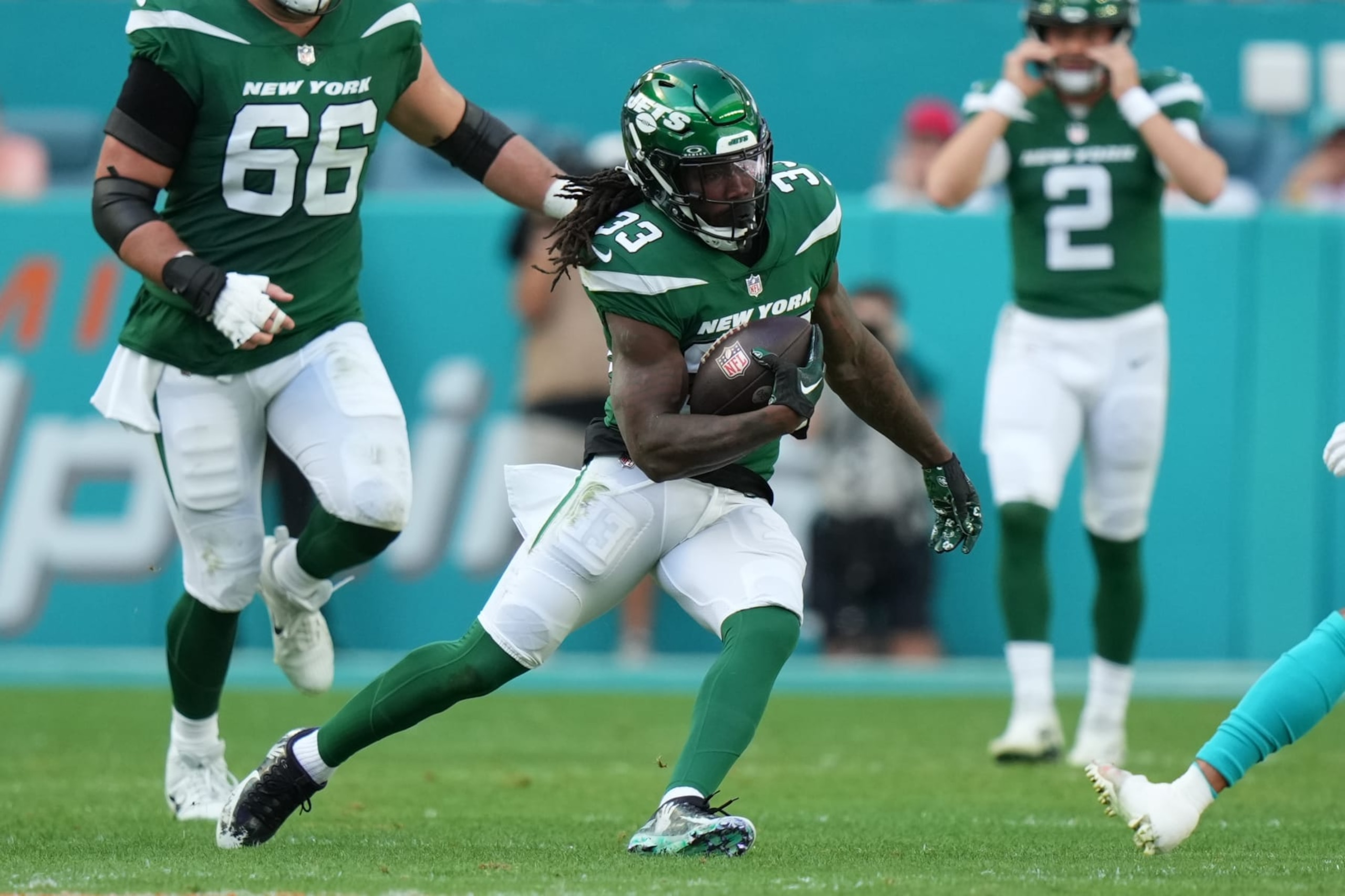 MIAMI GARDENS, FL - DECEMBER 17: New York Jets running back Dalvin Cook (33) rushes with the ball during the game between the New York Jets and the Miami Dolphins on Sunday, December 17, 2023 at Hard Rock Stadium, Hard Rock Stadium, Fla. (Photo by Peter Joneleit/Icon Sportswire via Getty Images)