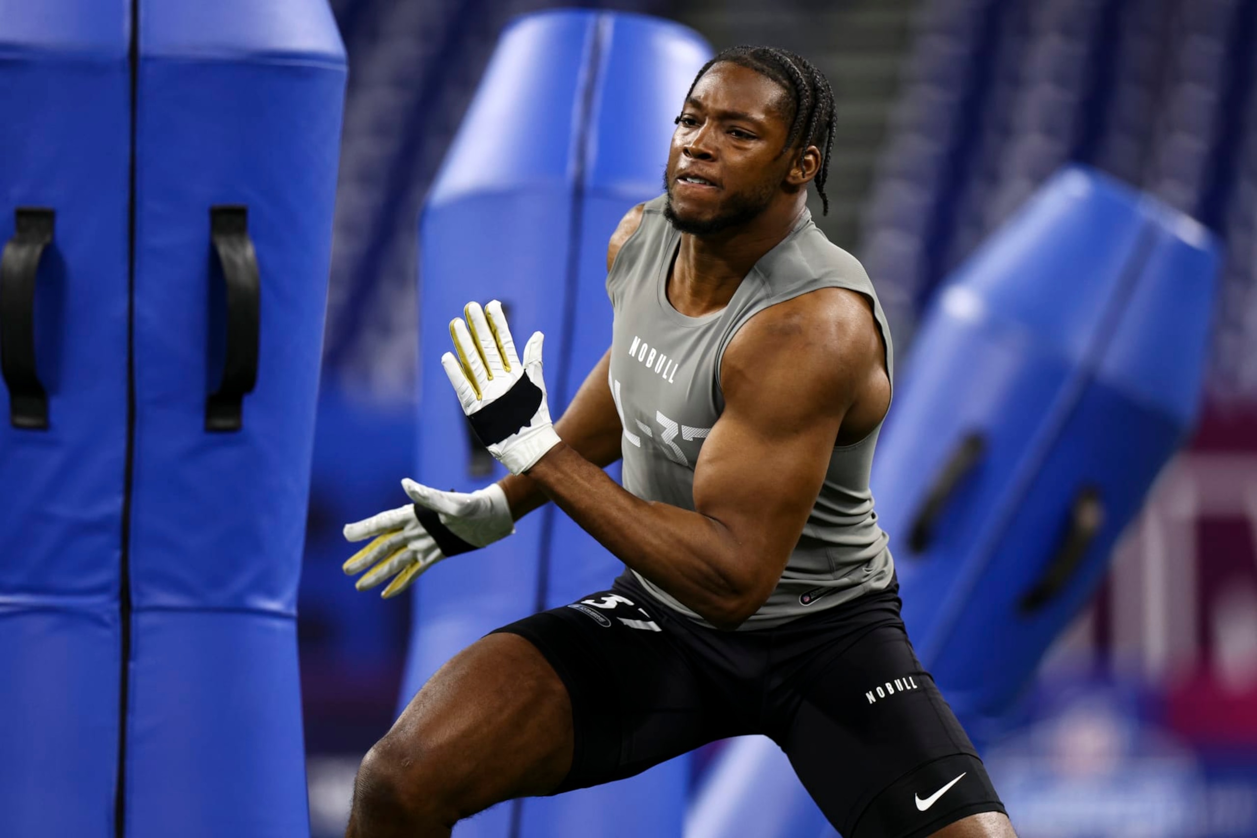 INDIANAPOLIS, INDIANA - FEBRUARY 29: Javontae Jean-Baptiste #DL37 of Notre Dame participates in a drill during the NFL Combine at Lucas Oil Stadium on February 29, 2024 in Indianapolis, Indiana. (Photo by Kevin Sabitus/Getty Images)