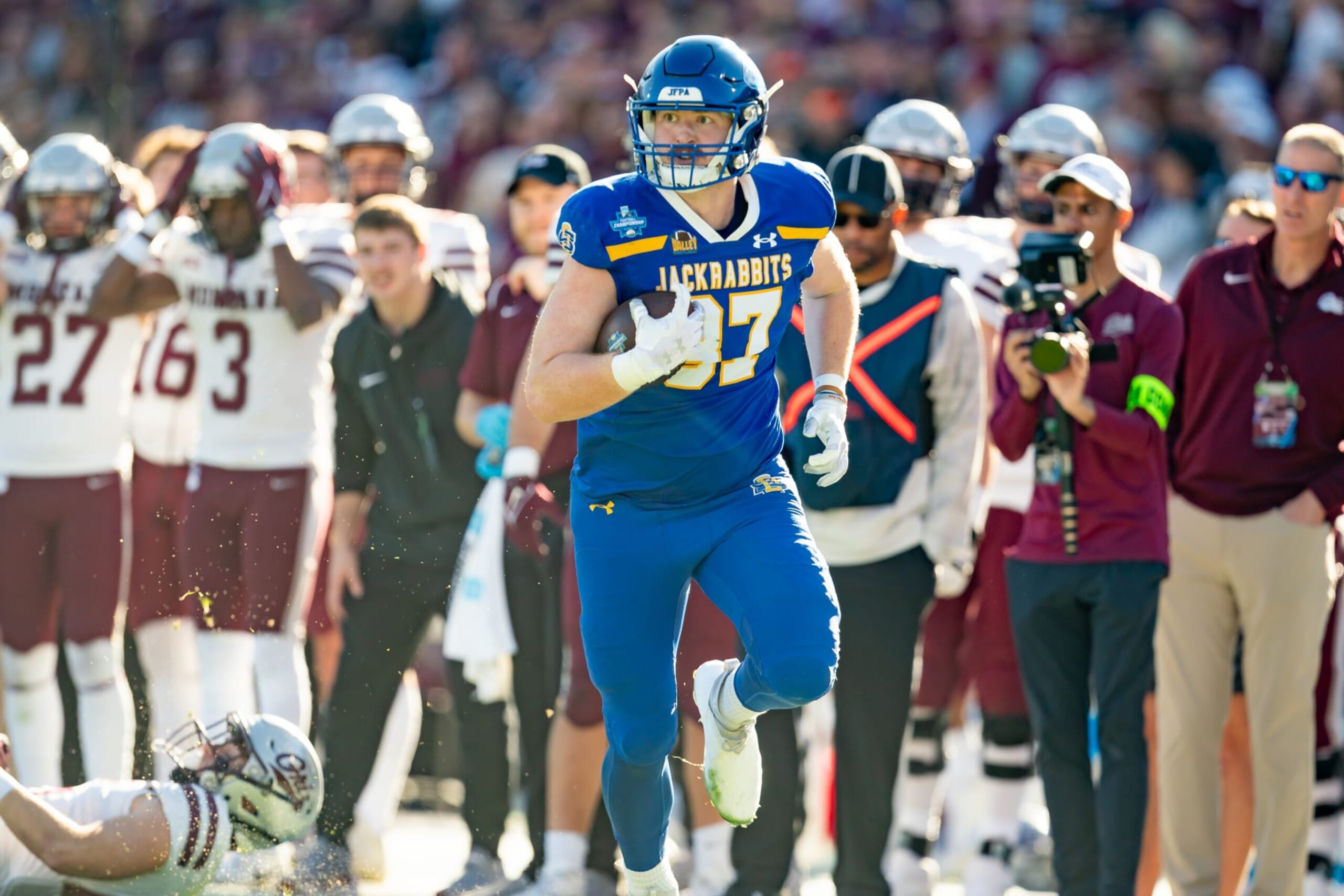FRISCO, TX - JANUARY 07: South Dakota State Jackrabbits tight end Zach Heins (87) runs the sideline during the FCS championship game between Montana Grizzlies and South Dakota State Jackrabbits on January 7th, 2024 at Toyota Stadium in Frisco, TX. (Photo by Chris Leduc/Icon Sportswire via Getty Images)