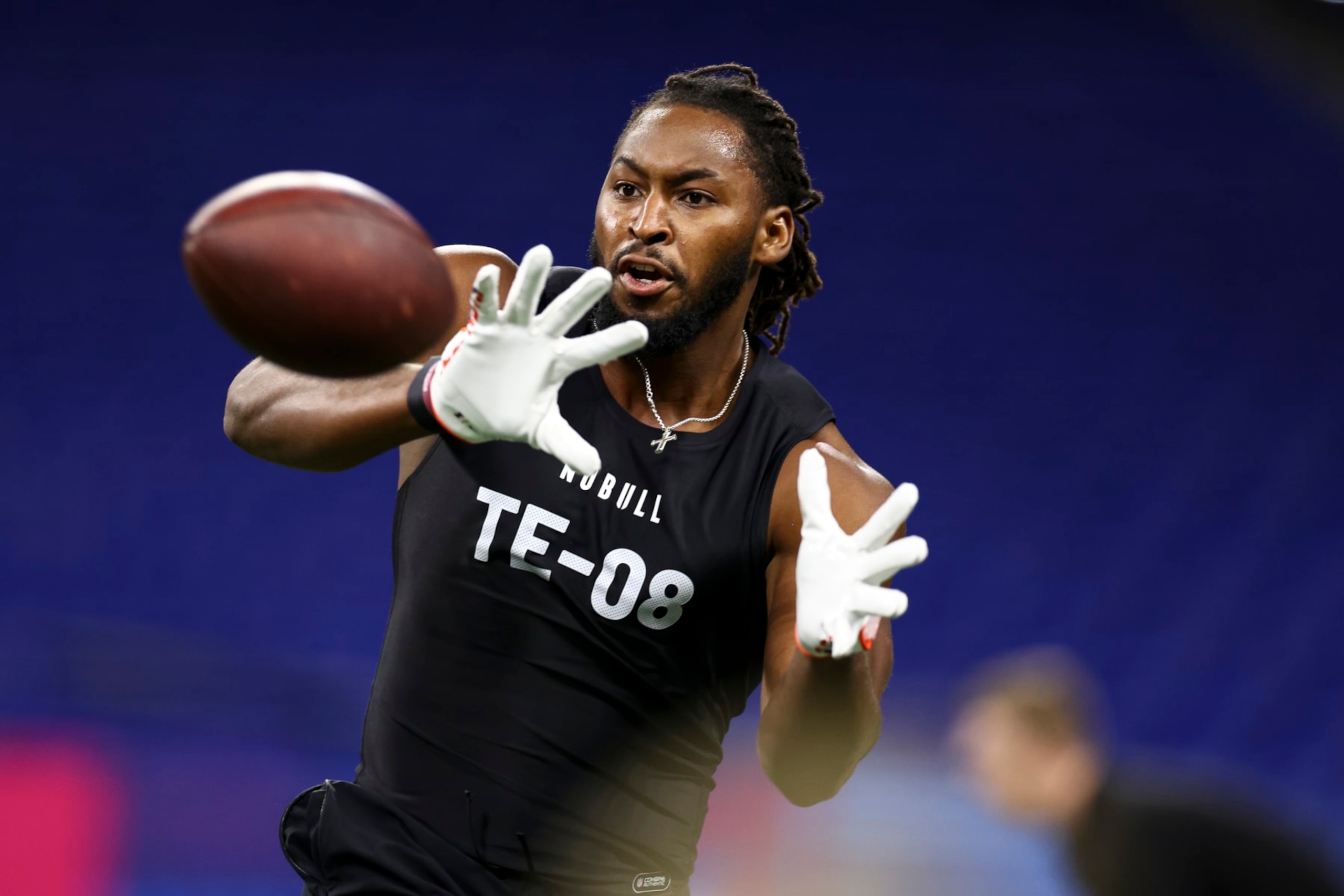 INDIANAPOLIS, INDIANA - MARCH 1: Trey Knox #TE08 of South Carolina participates in a drill during the NFL Combine at the Lucas Oil Stadium on March 1, 2024 in Indianapolis, Indiana. (Photo by Kevin Sabitus/Getty Images)