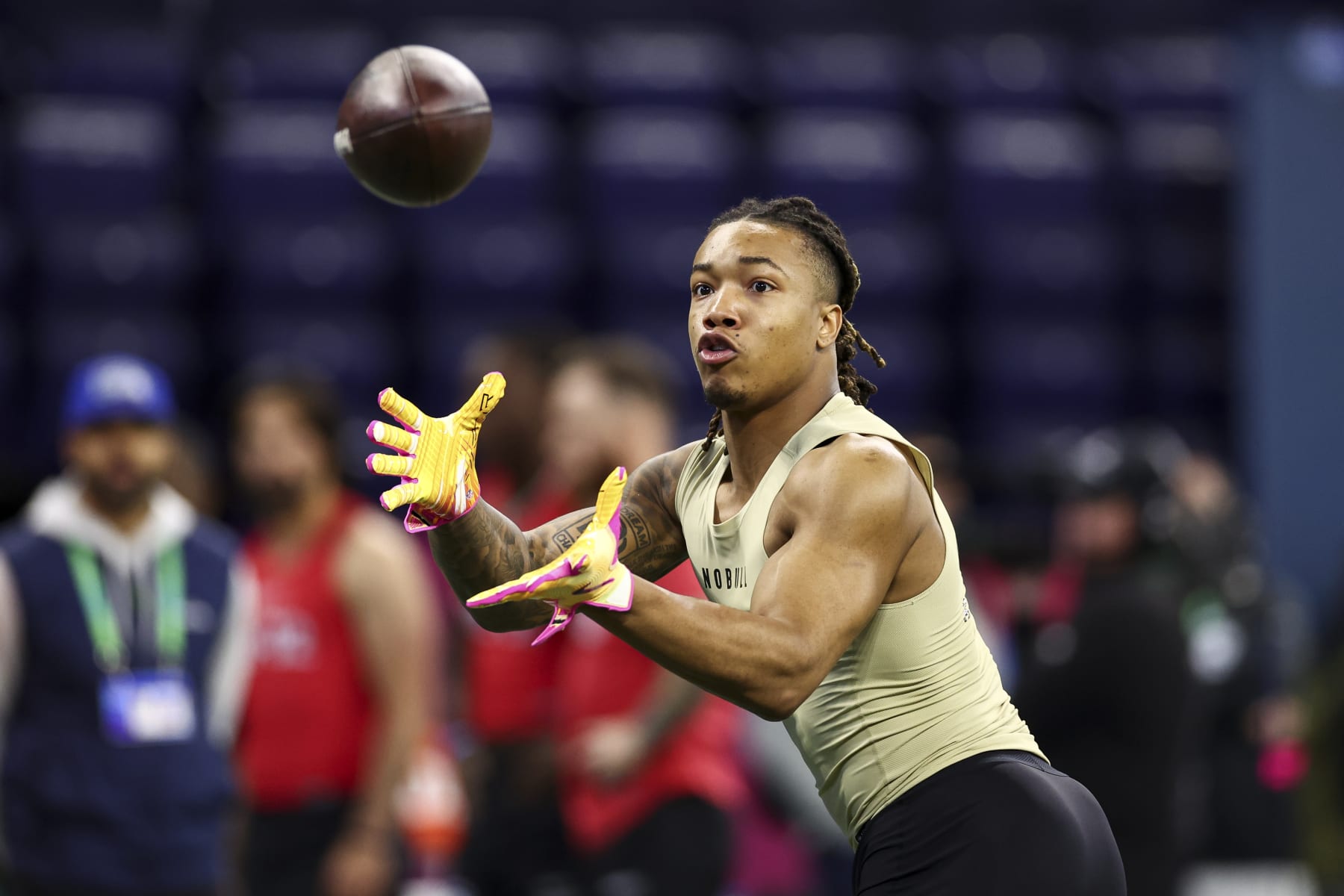 INDIANAPOLIS, INDIANA - MARCH 2: Kendall Milton #RB20 of Georgia participates in a drill during the NFL Combine at the Lucas Oil Stadium on March 2, 2024 in Indianapolis, Indiana. (Photo by Kevin Sabitus/Getty Images)