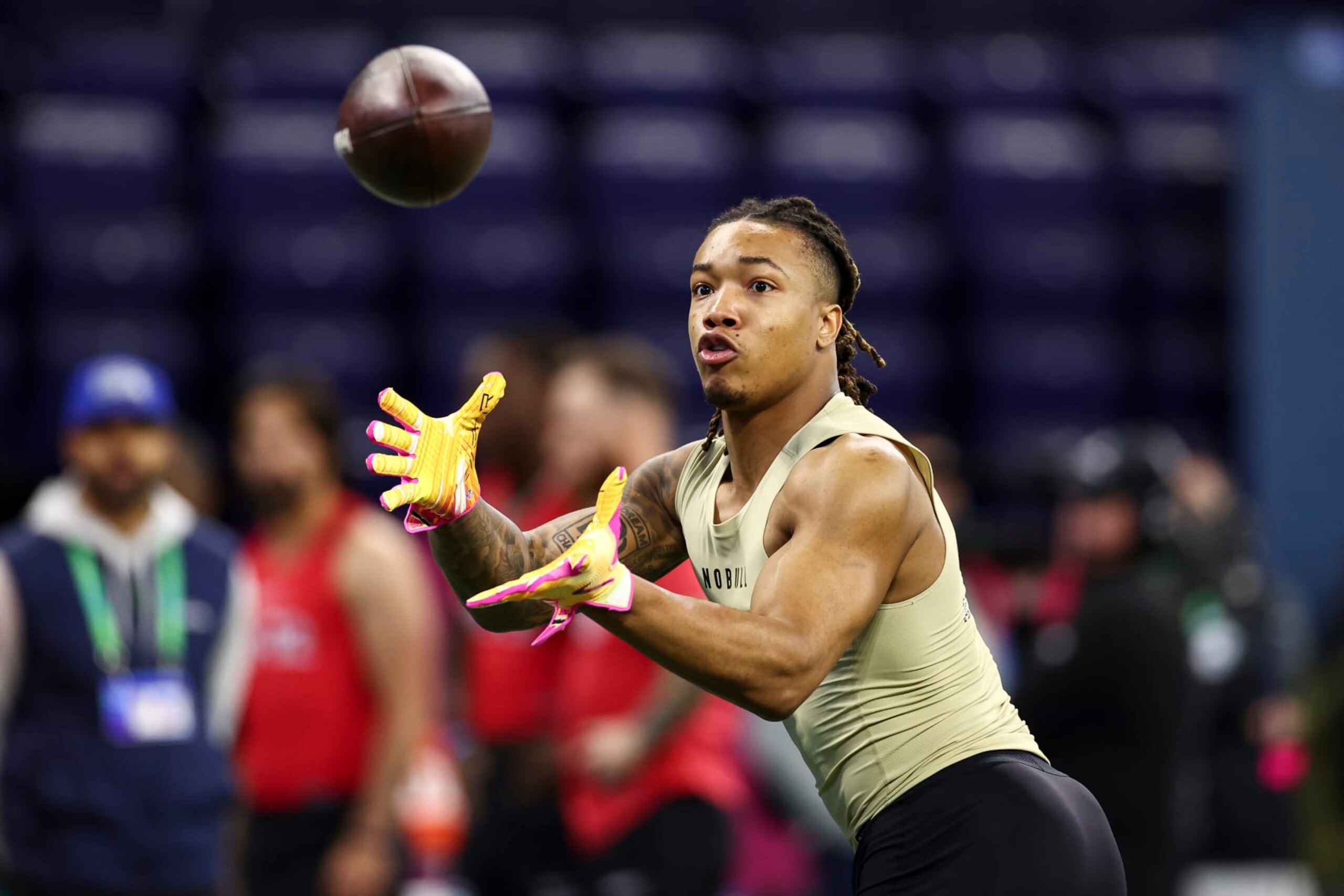 INDIANAPOLIS, INDIANA - MARCH 2: Kendall Milton #RB20 of Georgia participates in a drill during the NFL Combine at the Lucas Oil Stadium on March 2, 2024 in Indianapolis, Indiana. (Photo by Kevin Sabitus/Getty Images)