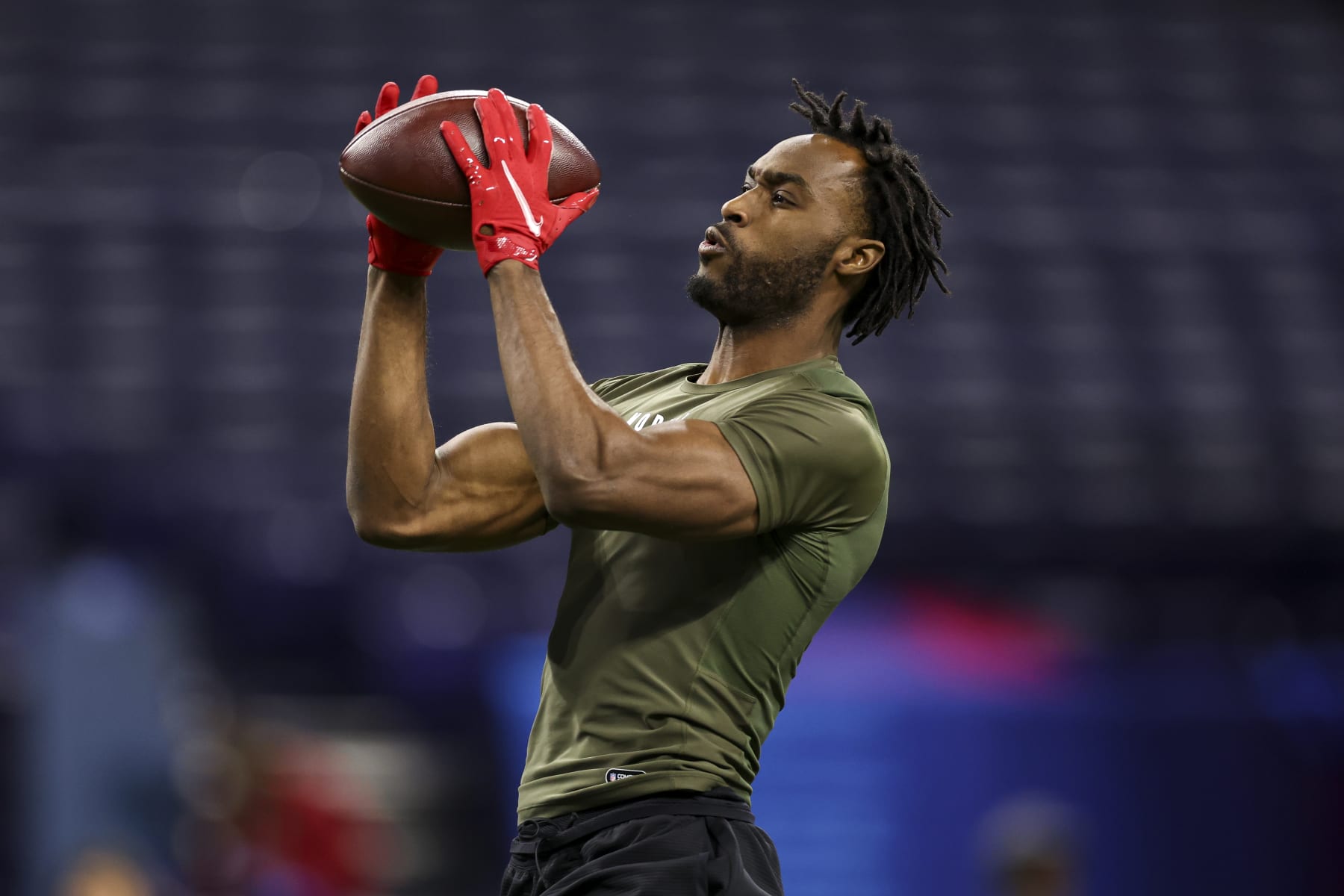 INDIANAPOLIS, INDIANA - MARCH 1: Dwight McGlothern #DB24 of Arkansas participates in a drill during the NFL Combine at the Lucas Oil Stadium on March 1, 2024 in Indianapolis, Indiana. (Photo by Kevin Sabitus/Getty Images)