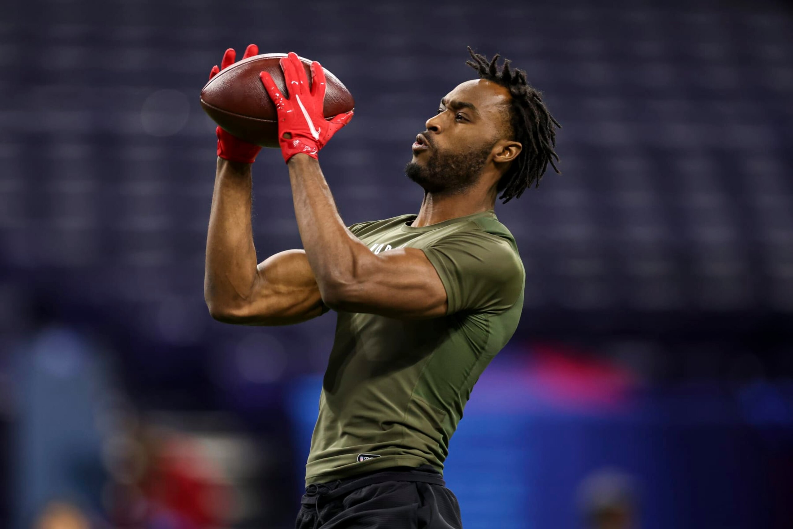 INDIANAPOLIS, INDIANA - MARCH 1: Dwight McGlothern #DB24 of Arkansas participates in a drill during the NFL Combine at the Lucas Oil Stadium on March 1, 2024 in Indianapolis, Indiana. (Photo by Kevin Sabitus/Getty Images)