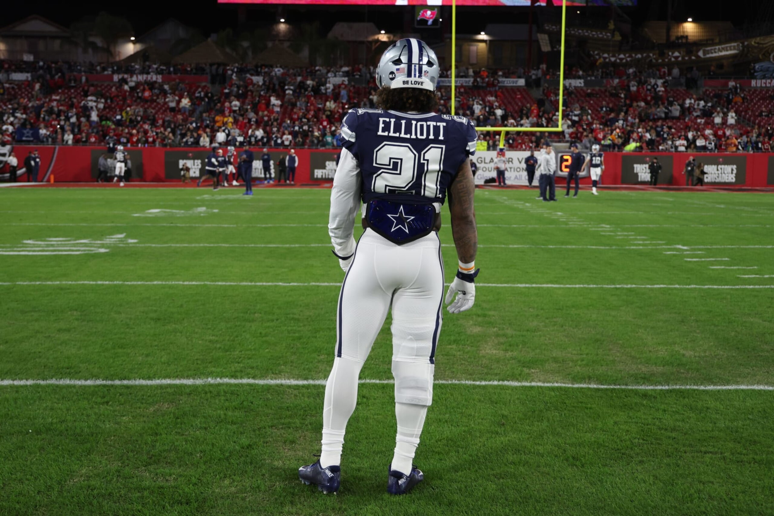 TAMPA, FLORIDA - JANUARY 16: Ezekiel Elliott  #21 of the Dallas Cowboys warms up against the Tampa Bay Buccaneers prior to the NFC Wild Card Playoff game at Raymond James Stadium on January 16, 2023 in Tampa, Florida. (Perry Knotts/Getty Images)