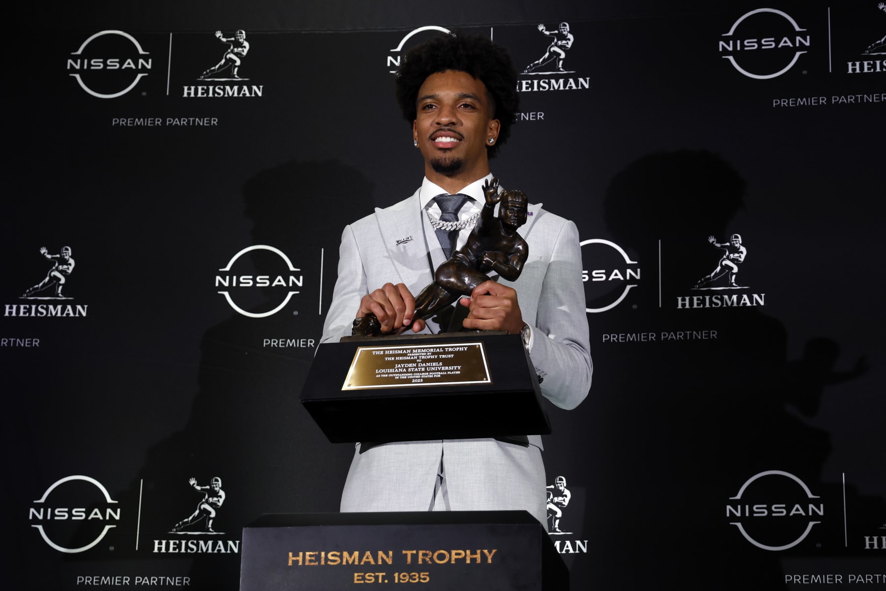 NEW YORK, NEW YORK - DECEMBER 09: Quarterback Jayden Daniels of the LSU Tigers poses with The Heisman Memorial Trophy at New York Marriott Marquis Hotel on December 09, 2023 in New York City. (Photo by Sarah Stier/Getty Images)
