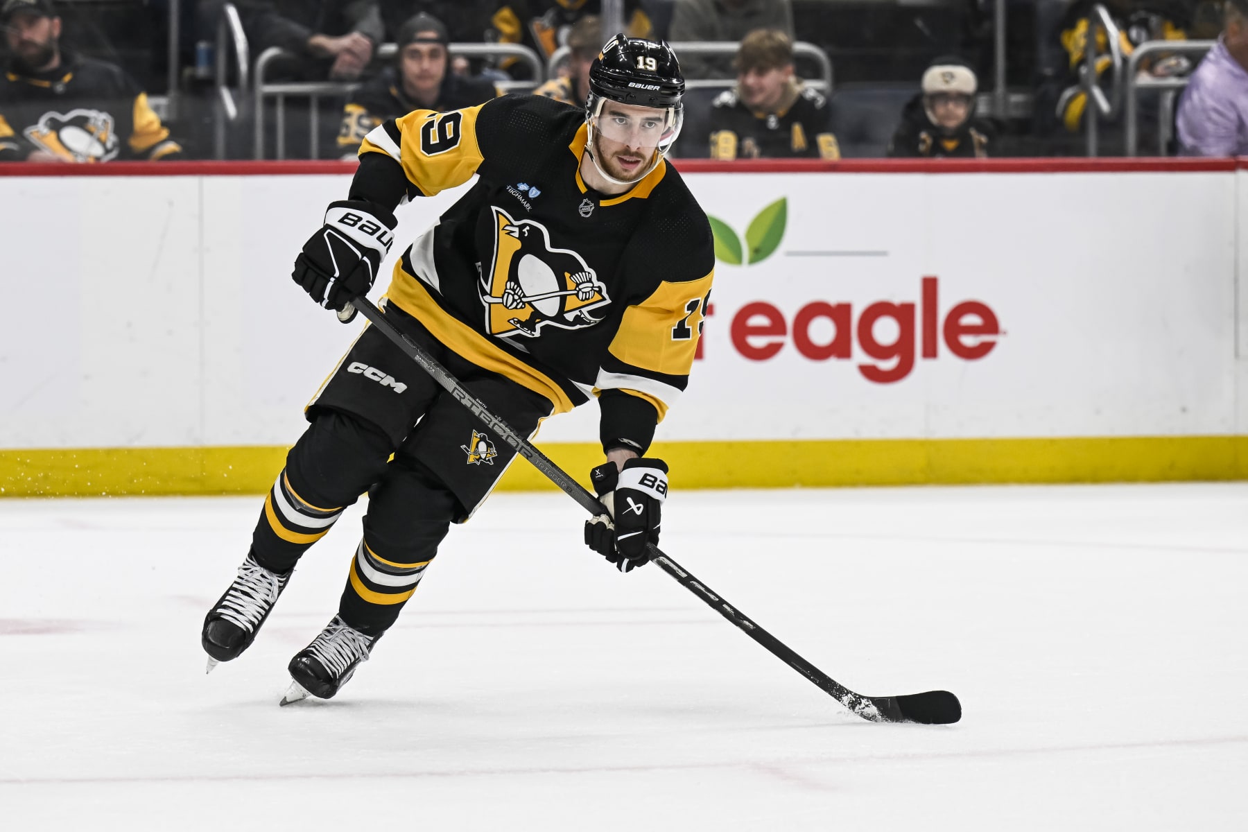 PITTSBURGH, PA - APRIL 13: Pittsburgh Penguins right wing Reilly Smith (19) skates during the third period in the NHL game between the Pittsburgh Penguins and the Boston Bruins on April 13, 2024, at PPG Paints Arena in Pittsburgh, PA. (Photo by Jeanine Leech/Icon Sportswire via Getty Images)