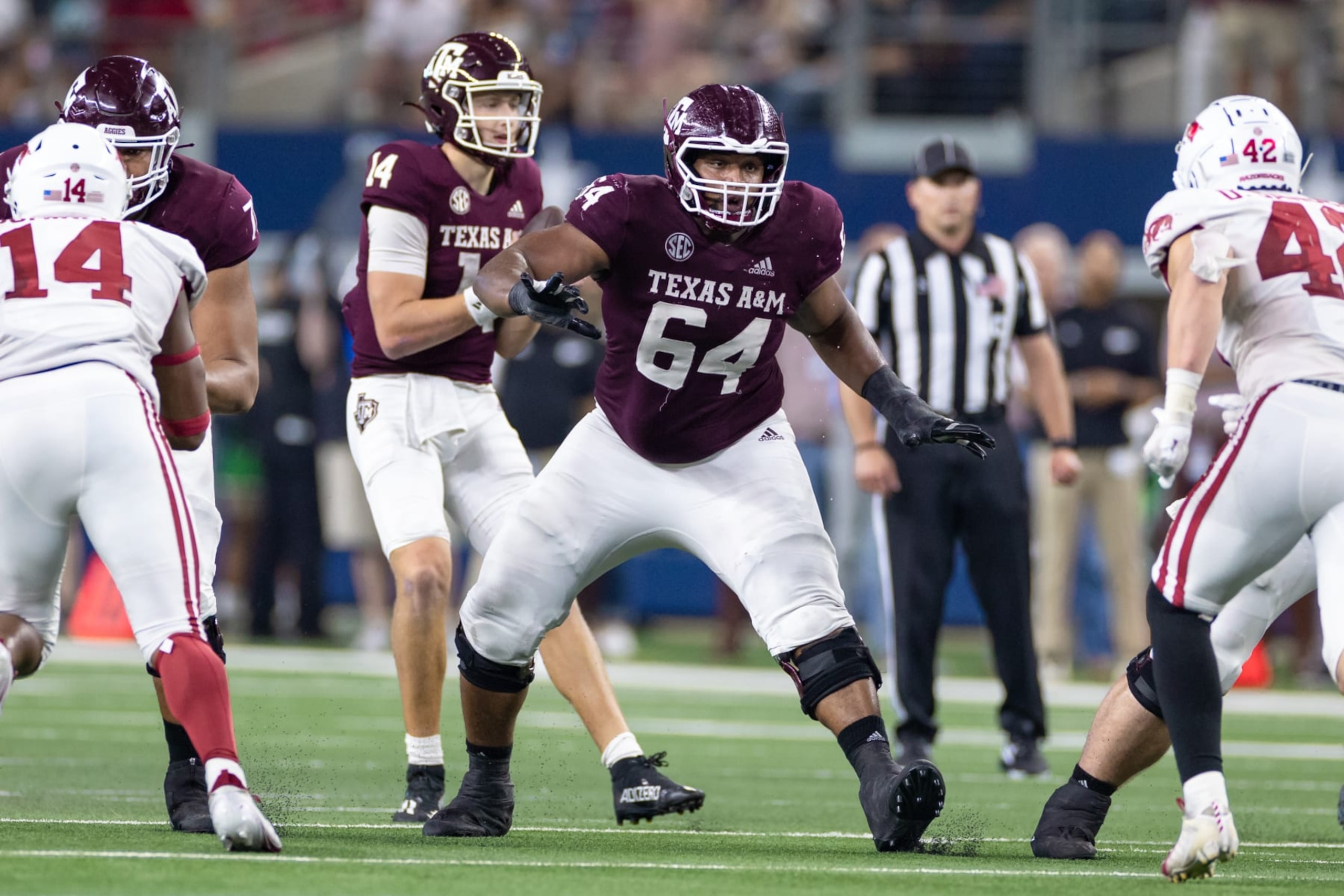 ARLINGTON, TX - SEPTEMBER 24: Texas A&M Aggies offensive guard Layden Robinson (#64) blocks during the Southwest Classic college football game between the Texas A&M Aggies and the Arkansas Razorbacks on September 24, 2022 at AT&T Stadium in Arlington, TX. (Photo by Matthew Visinsky/Icon Sportswire via Getty Images) ARLINGTON, TX - SEPTEMBER 24: Texas A&M Aggies offensive guard Layden Robinson (#64) blocks during the Southwest Classic college football game between the Texas A&M Aggies and the Arkansas Razorbacks on September 24, 2022 at AT&T Stadium in Arlington, TX. (Photo by Matthew Visinsky/Icon Sportswire via Getty Images)
