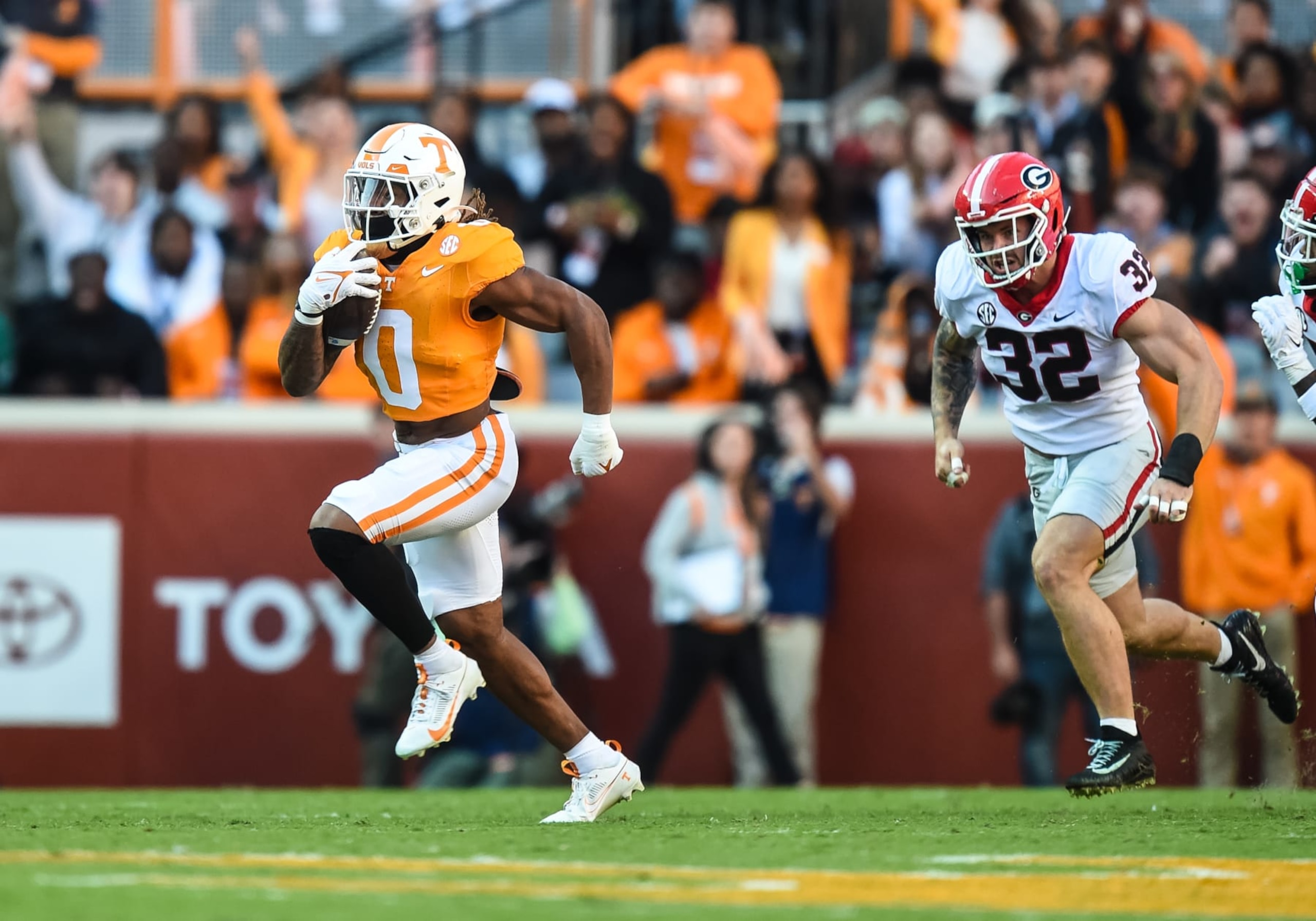 KNOXVILLE, TN - NOVEMBER 18: Tennessee Volunteers running back Jaylen Wright (0) runs with the ball during a college football game between the Tennessee Volunteers and the Georgia Bulldogs on November 18, 2023, at Neyland Stadium, in Knoxville, TN. (Photo by Bryan Lynn/Icon Sportswire via Getty Images)