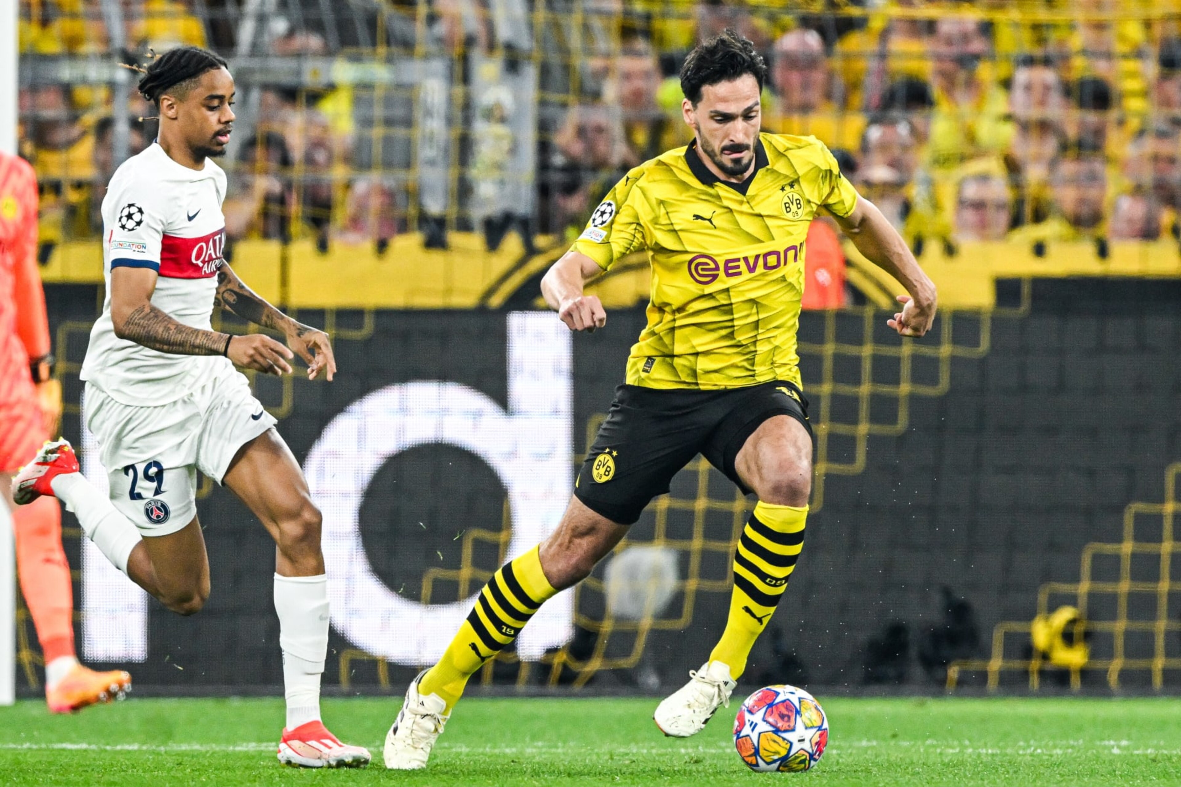 DORTMUND - (l-r) Bradley Barcola of Paris Saint Germain, Mats Hummels of Borussia Dortmund during the UEFA Champions League semi-final match between Borussia Dortmund and Paris Saint Germain at Signal Iduna Park on May 1, 2024 in Dortmund, Germany. ANP | Hollandse Hoogte | GERRIT VAN COLOGNE (Photo by ANP via Getty Images) DORTMUND - (l-r) Bradley Barcola of Paris Saint Germain, Mats Hummels of Borussia Dortmund during the UEFA Champions League semi-final match between Borussia Dortmund and Paris Saint Germain at Signal Iduna Park on May 1, 2024 in Dortmund, Germany. ANP | Hollandse Hoogte | GERRIT VAN COLOGNE (Photo by ANP via Getty Images)