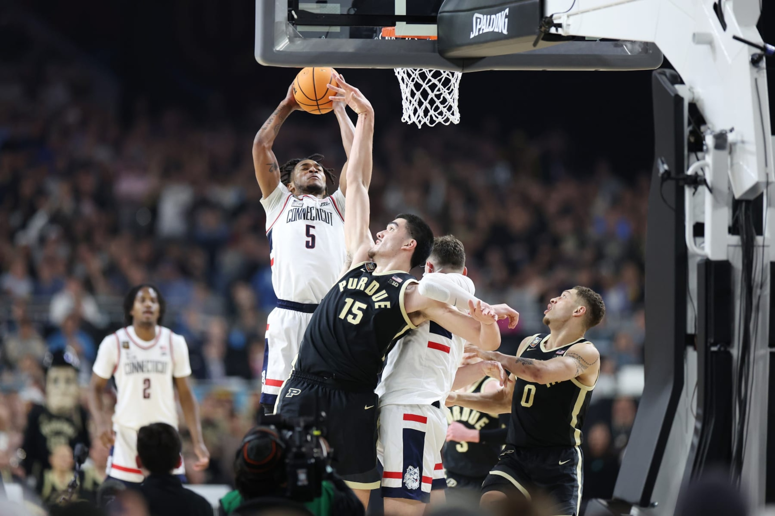 GLENDALE, ARIZONA - APRIL 08: Stephon Castle #5 of the Connecticut Huskies shoots the ball, defended by Zach Edey #15 of the Purdue Boilermakers during the second half in the NCAA Men's Basketball Tournament National Championship game at State Farm Stadium on April 08, 2024 in Glendale, Arizona. (Photo by Tyler Schank/NCAA Photos via Getty Images)