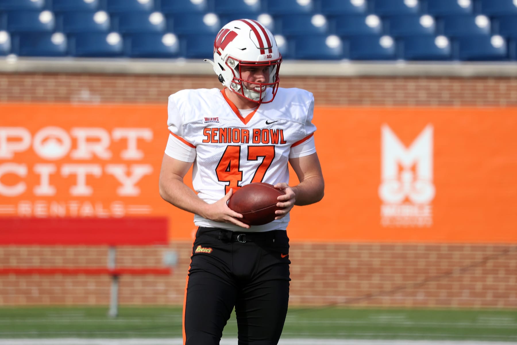 MOBILE, AL - FEBRUARY 01: National long snapper Peter Bowden of Wisconsin (47) during the National team practice for the Reese's Senior Bowl on February 31, 2024 at Hancock Whitney Stadium in Mobile, Alabama.  (Photo by Michael Wade/Icon Sportswire via Getty Images)