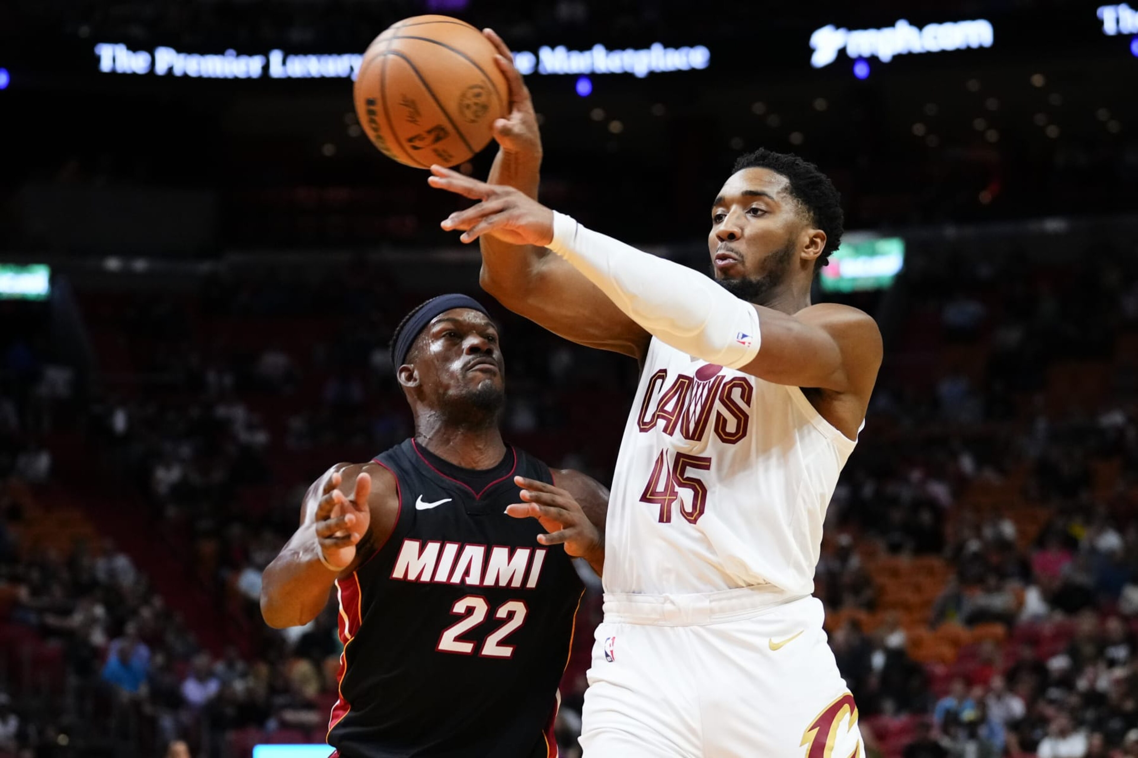 MIAMI, FLORIDA - DECEMBER 08: Donovan Mitchell #45 of the Cleveland Cavaliers throws a pass over Jimmy Butler #22 of the Miami Heat during the first quarter at Kaseya Center on December 08, 2023 in Miami, Florida. NOTE TO USER: User expressly acknowledges and agrees that, by downloading and or using this photograph, User is consenting to the terms and condtions of the Getty Images License Agreement. (Photo by Rich Storry/Getty Images) MIAMI, FLORIDA - DECEMBER 08: Donovan Mitchell #45 of the Cleveland Cavaliers throws a pass over Jimmy Butler #22 of the Miami Heat during the first quarter at Kaseya Center on December 08, 2023 in Miami, Florida. NOTE TO USER: User expressly acknowledges and agrees that, by downloading and or using this photograph, User is consenting to the terms and condtions of the Getty Images License Agreement. (Photo by Rich Storry/Getty Images)