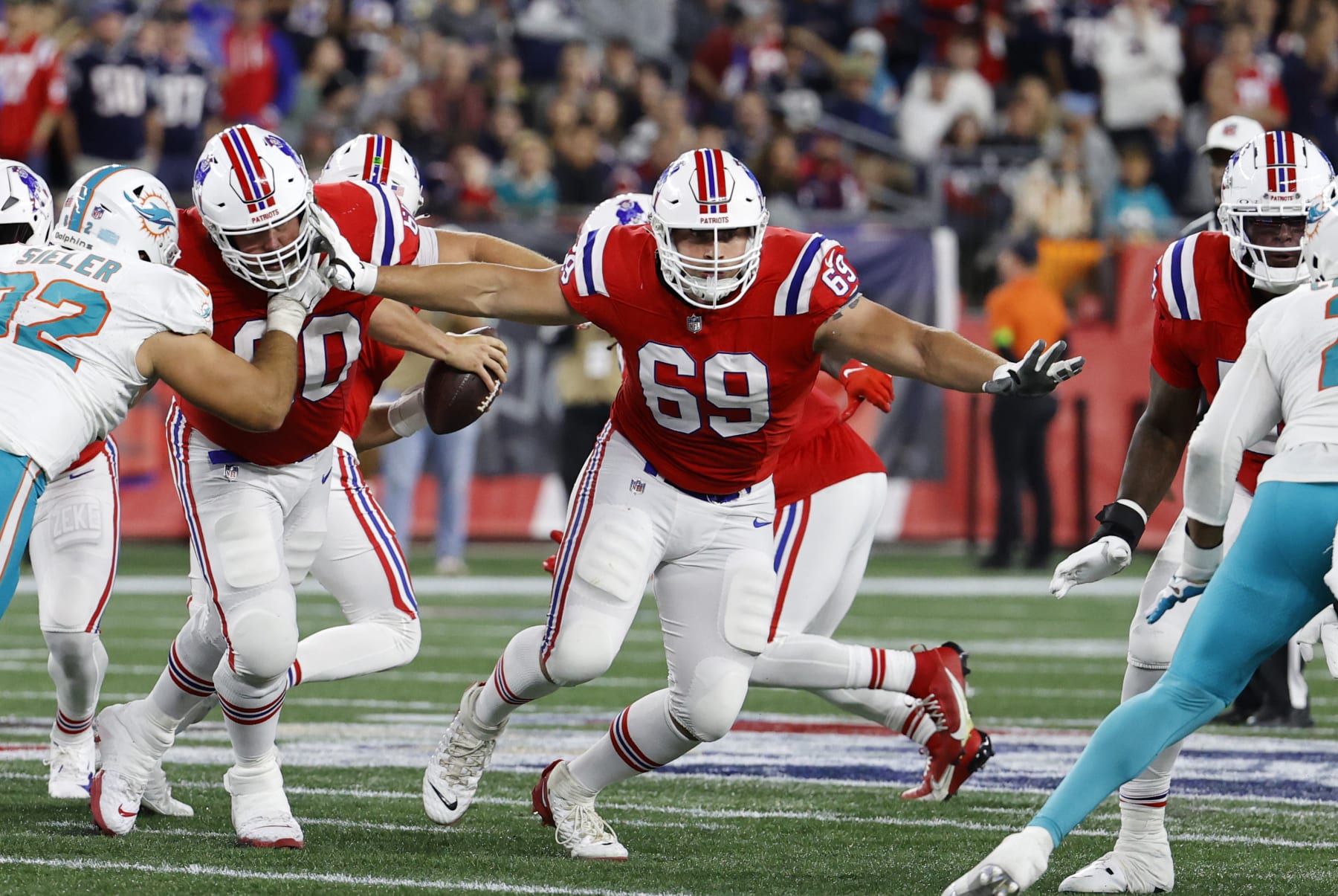 FOXBOROUGH, MA - SEPTEMBER 17: New England Patriots offensive lineman Cole Strange (69) during a game between the New England Patriots and the Miami Dolphins on September 17, 2023, at Gillette Stadium in Foxborough, Massachusetts. (Photo by Fred Kfoury III/Icon Sportswire via Getty Images)