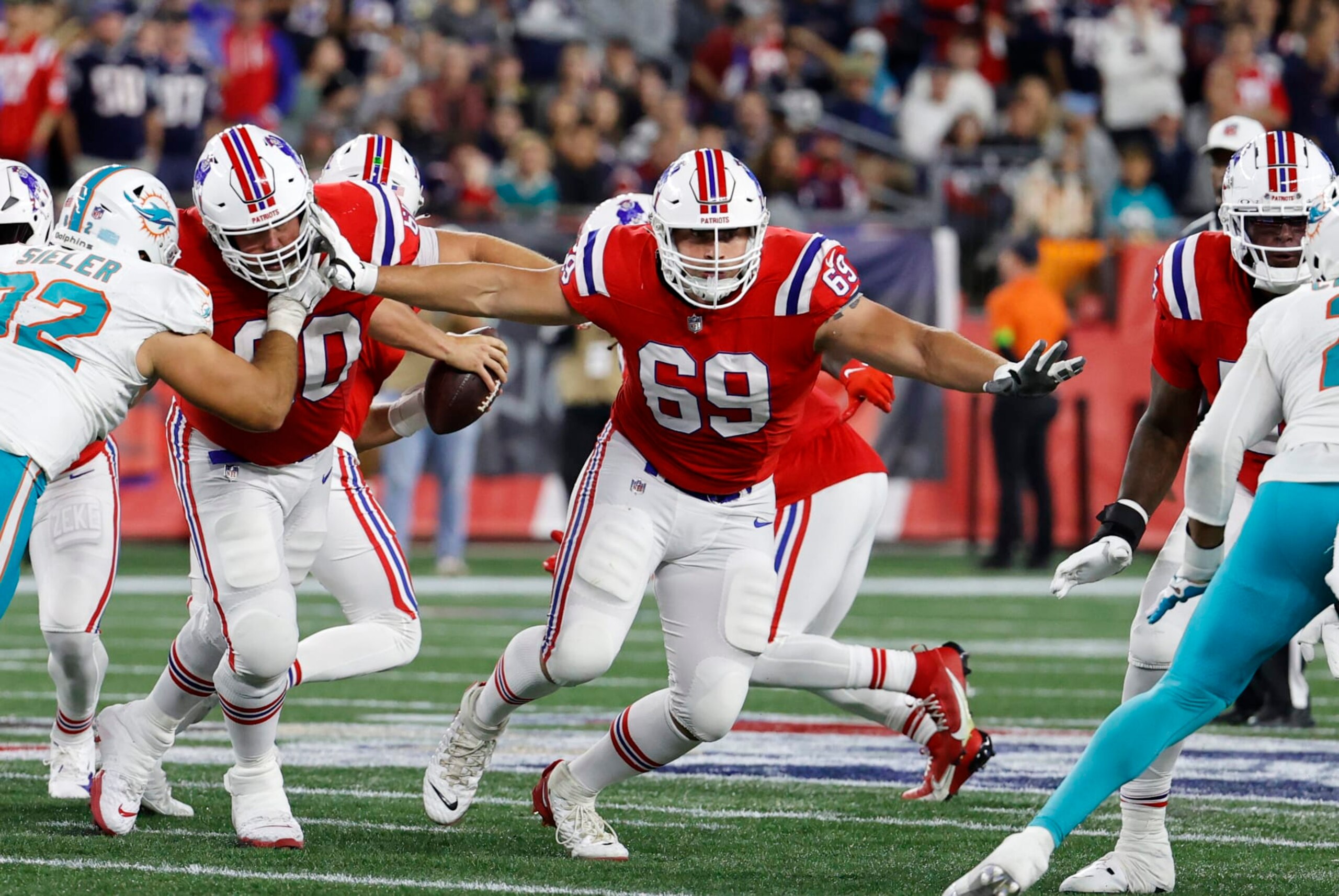 FOXBOROUGH, MA - SEPTEMBER 17: New England Patriots offensive lineman Cole Strange (69) during a game between the New England Patriots and the Miami Dolphins on September 17, 2023, at Gillette Stadium in Foxborough, Massachusetts. (Photo by Fred Kfoury III/Icon Sportswire via Getty Images)