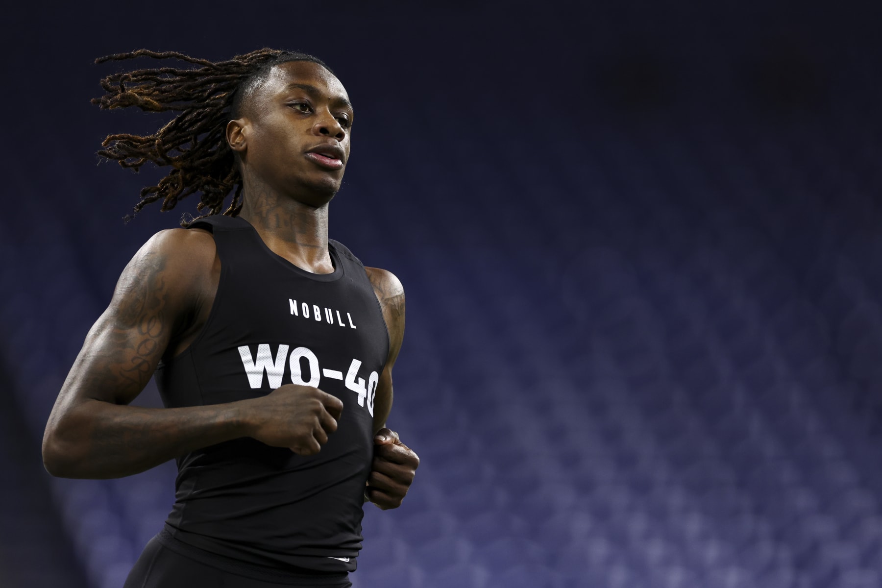 INDIANAPOLIS, INDIANA - MARCH 2: Xavier Worthy #WO40 of Texas runs the 40-yard dash during the NFL Combine at Lucas Oil Stadium on March 2, 2024 in Indianapolis, Indiana. (Photo by Kevin Sabitus/Getty Images)