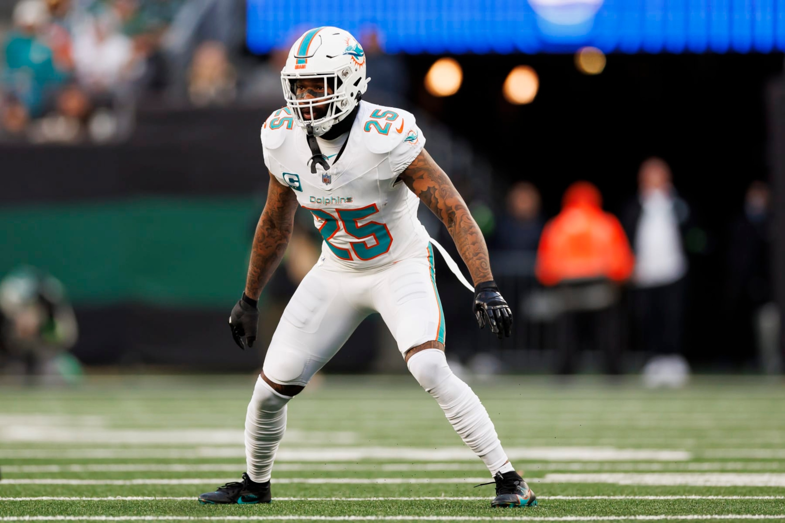 EAST RUTHERFORD, NEW JERSEY - NOVEMBER 24: Xavien Howard #25 of the Miami Dolphins defends in coverage during an NFL football game against the New York Jets at MetLife Stadium on November 24, 2023 in East Rutherford, New Jersey. (Photo by Ryan Kang/Getty Images)