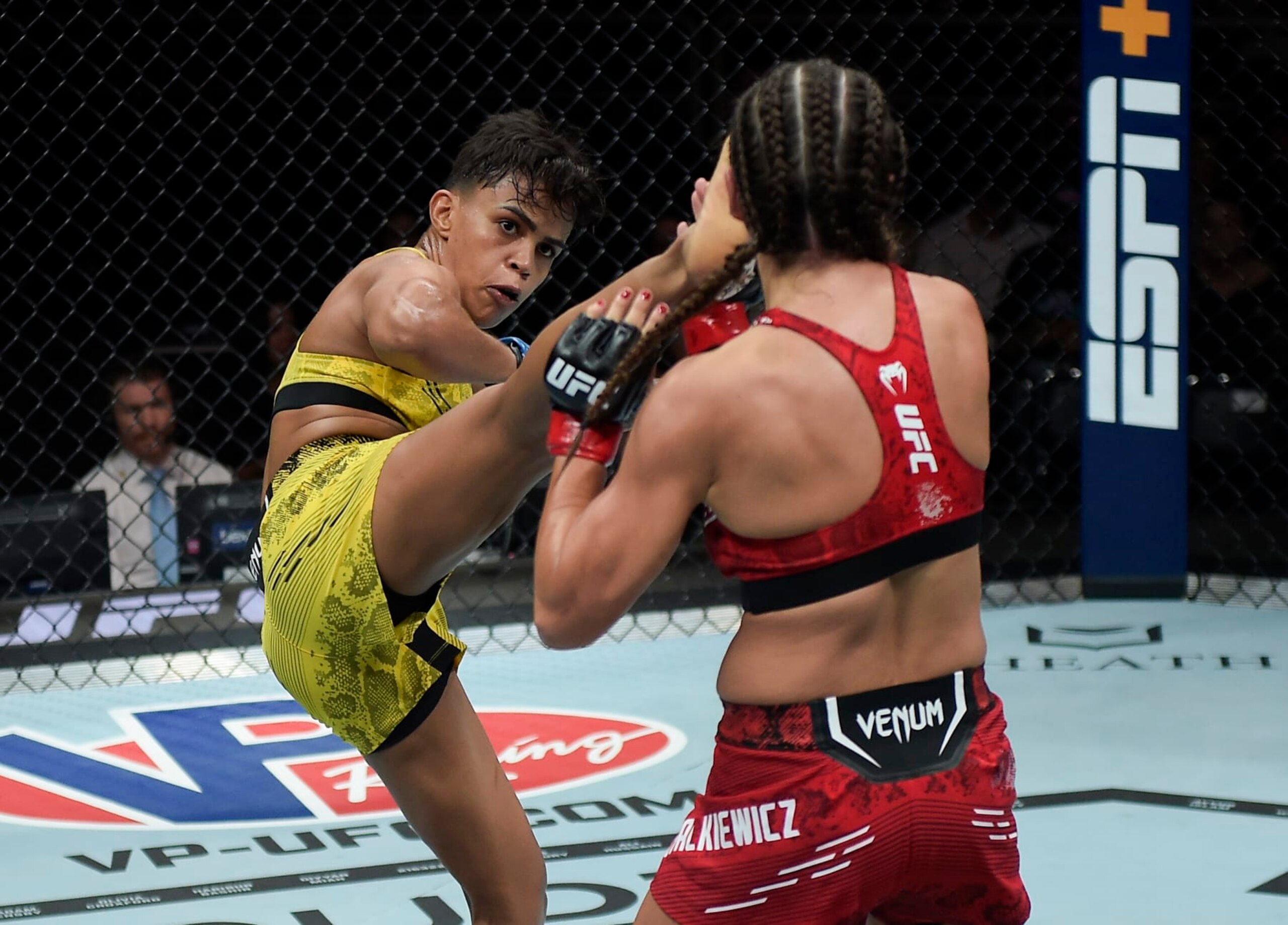 RIO DE JANEIRO, BRAZIL - MAY 04: (L-R) Iasmin Lucindo of Brazil kicks Karolina Kowalkiewicz of Poland in a strawweight bout during the UFC 301 event at Farmasi Arena on May 04, 2024 in Rio de Janeiro, Brazil. (Photo by Alexandre Loureiro/Zuffa LLC via Getty Images) RIO DE JANEIRO, BRAZIL - MAY 04: (L-R) Iasmin Lucindo of Brazil kicks Karolina Kowalkiewicz of Poland in a strawweight bout during the UFC 301 event at Farmasi Arena on May 04, 2024 in Rio de Janeiro, Brazil. (Photo by Alexandre Loureiro/Zuffa LLC via Getty Images)