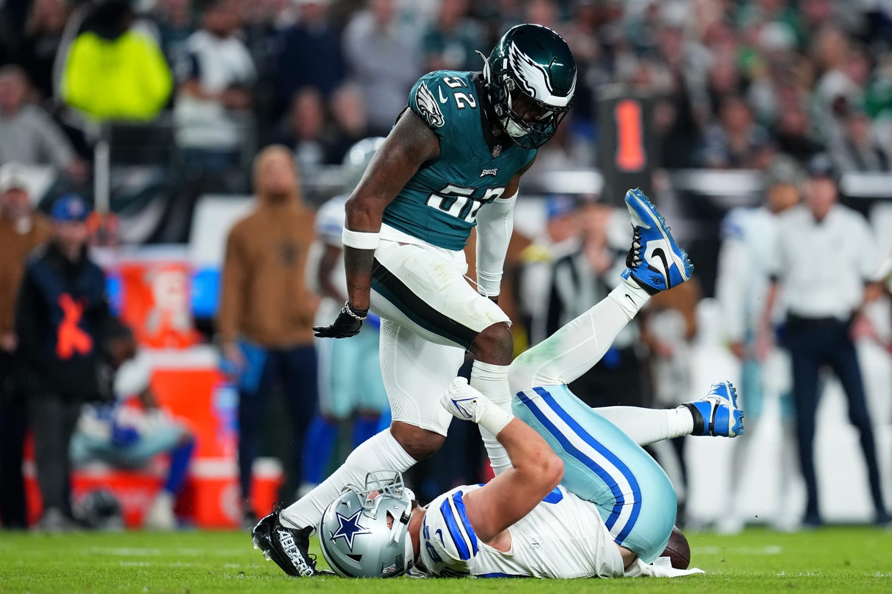 PHILADELPHIA, PENNSYLVANIA - NOVEMBER 05: Zach Cunningham #52 of the Philadelphia Eagles reacts over Jake Ferguson #87 of the Dallas Cowboys during the third quarter at Lincoln Financial Field on November 05, 2023 in Philadelphia, Pennsylvania. (Photo by Mitchell Leff/Getty Images)
