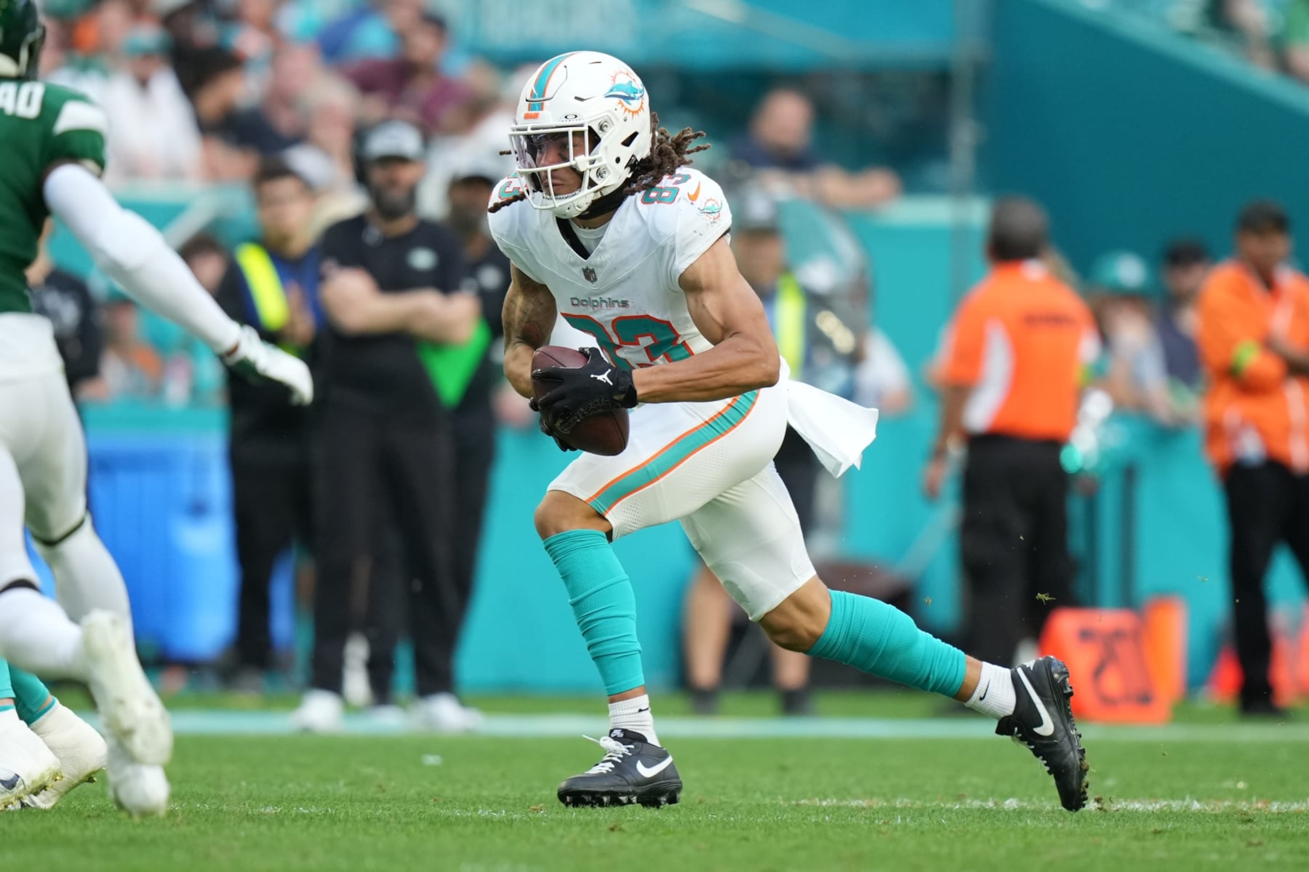 MIAMI GARDENS, FL - DECEMBER 17: Miami Dolphins wide receiver Chase Claypool (83) runs after a catch during the game between the New York Jets and the Miami Dolphins on Sunday, December 17, 2023 at Hard Rock Stadium, Hard Rock Stadium, Fla. (Photo by Peter Joneleit/Icon Sportswire via Getty Images) MIAMI GARDENS, FL - DECEMBER 17: Miami Dolphins wide receiver Chase Claypool (83) runs after a catch during the game between the New York Jets and the Miami Dolphins on Sunday, December 17, 2023 at Hard Rock Stadium, Hard Rock Stadium, Fla. (Photo by Peter Joneleit/Icon Sportswire via Getty Images)