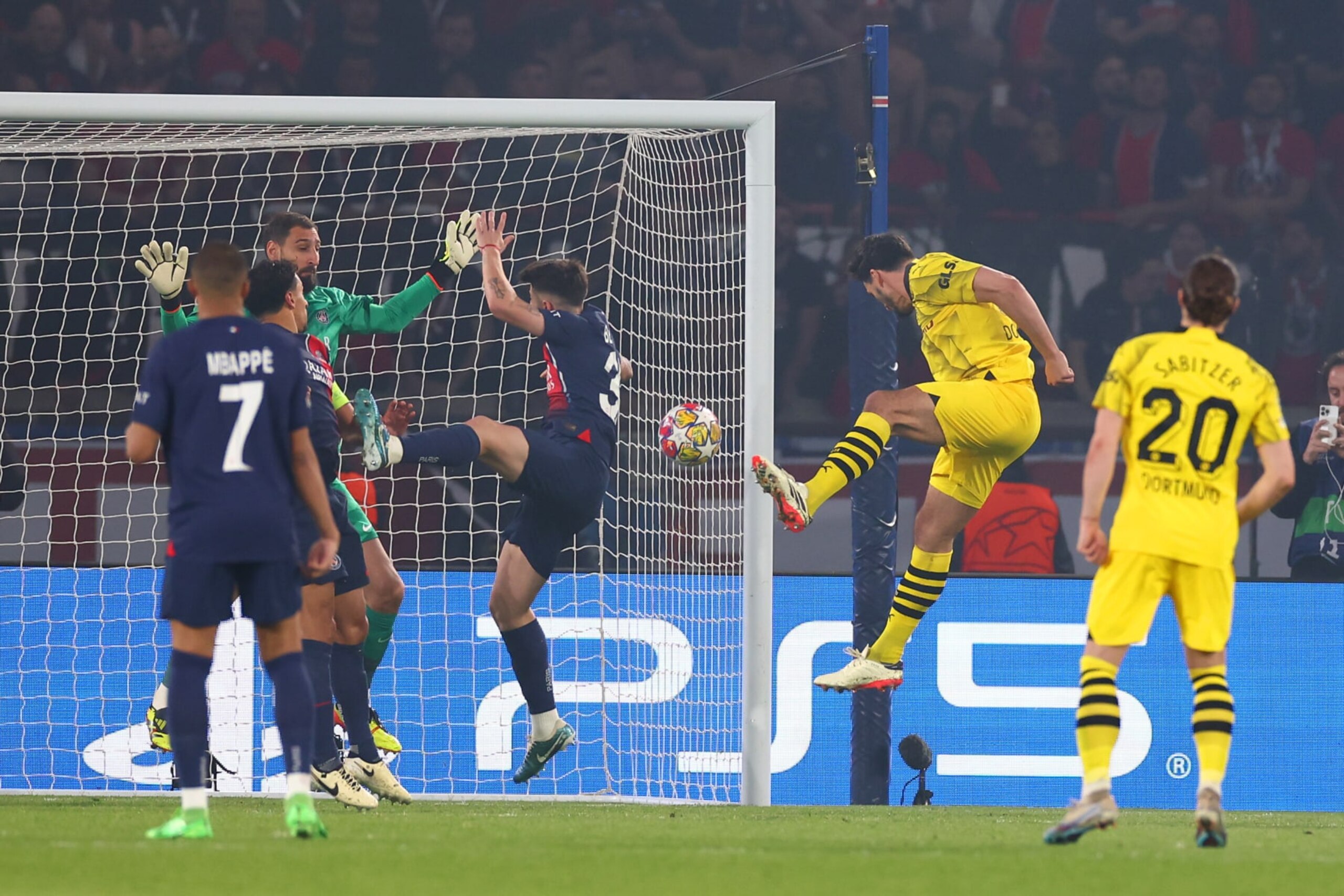 PARIS, FRANCE - MAY 07: Mats Hummels of Borussia Dortmund scores the opening goal during the UEFA Champions League semi-final second leg match between Paris Saint-Germain and Borussia Dortmund at Parc des Princes on May 07, 2024 in Paris, France. (Photo by Chris Brunskill/Fantasista/Getty Images)