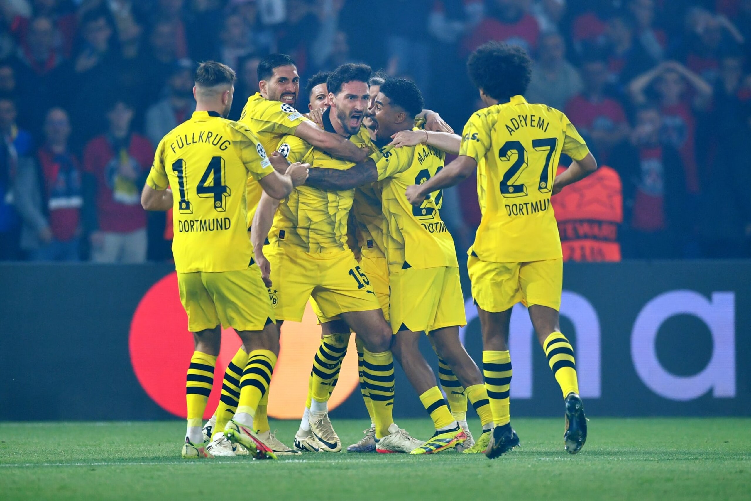 PARIS, FRANCE - MAY 07: Mats Hummels of Borussia Dortmund celebrates scoring his team's first goal with teammates during the UEFA Champions League semi-final second leg match between Paris Saint-Germain and Borussia Dortmund at Parc des Princes on May 07, 2024 in Paris, France. (Photo by Valerio Pennicino - UEFA/UEFA via Getty Images)