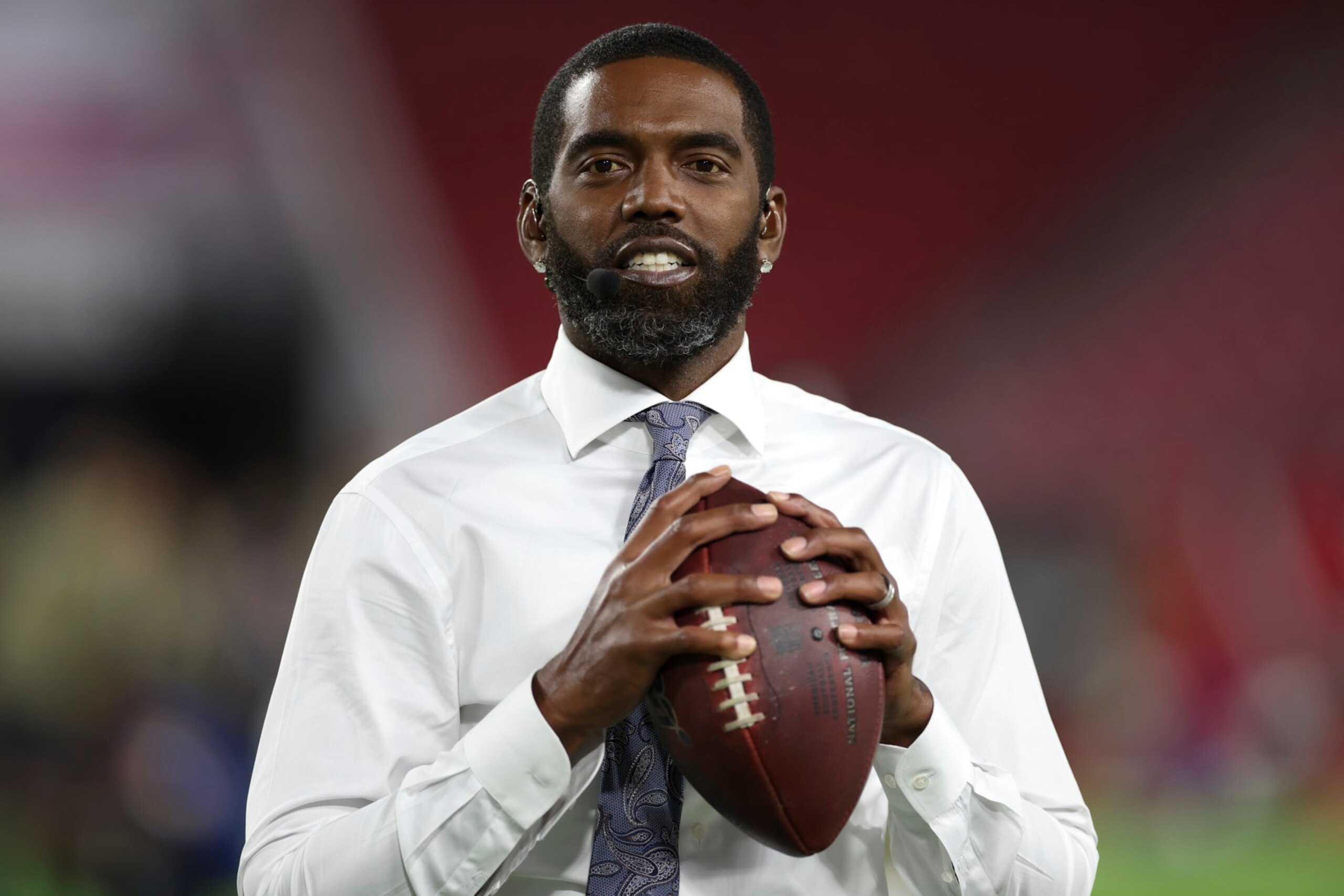 Football: ESPN analyst Randy Moss on field before Tampa Bay Buccaneers vs New York Giants game at Raymond James Stadium. Tampa, FL 11/22/2021 CREDIT: Simon Bruty (Photo by Simon Bruty/Sports Illustrated via Getty Images) (Set Number: X163871 TK1)