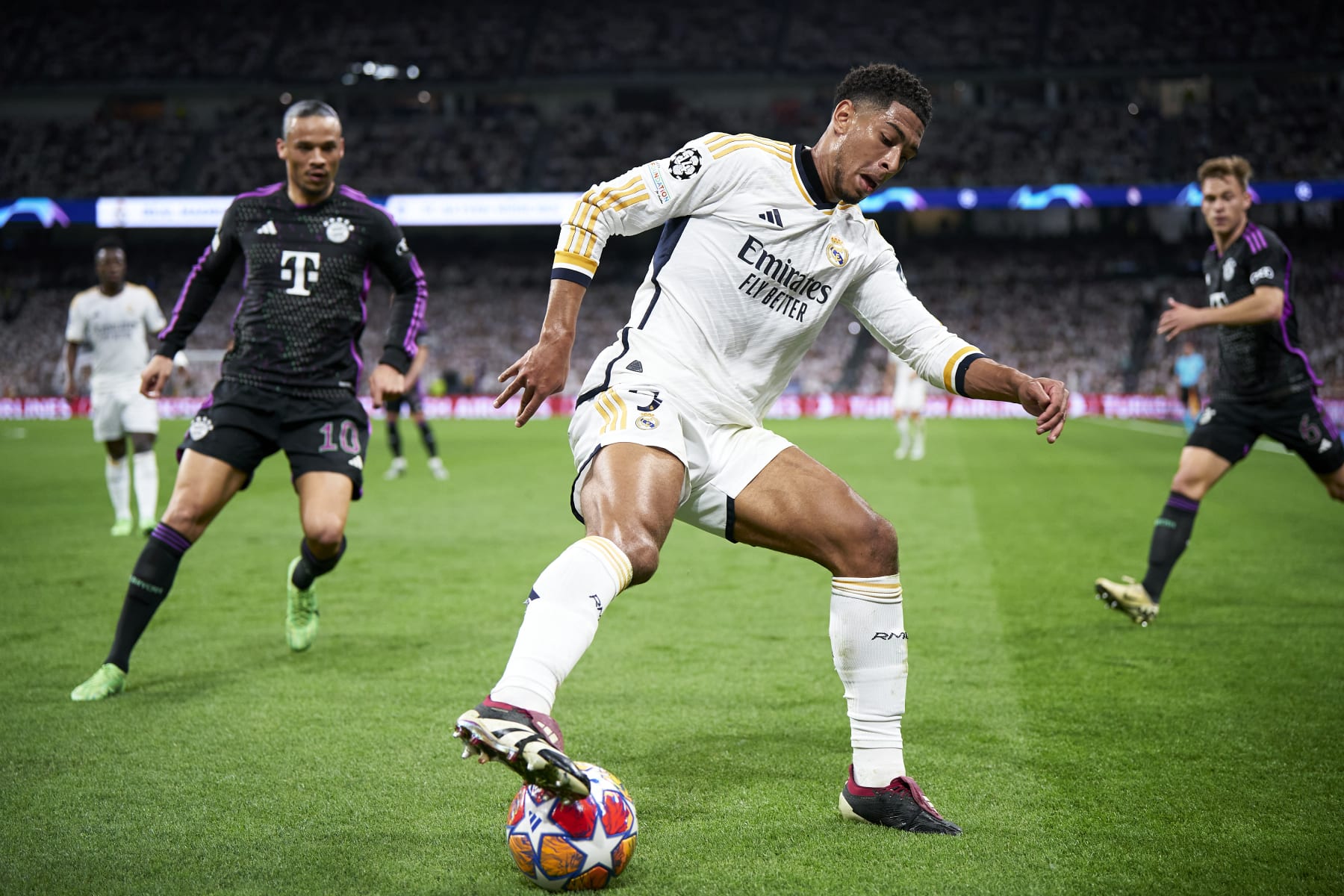 MADRID, SPAIN - MAY 08: Jude Bellingham of Real Madrid controls the ball during the UEFA Champions League semi-final second leg match between Real Madrid and FC Bayern München at Estadio Santiago Bernabeu on May 08, 2024 in Madrid, Spain. (Photo by Manuel Queimadelos/Quality Sport Images/Getty Images)