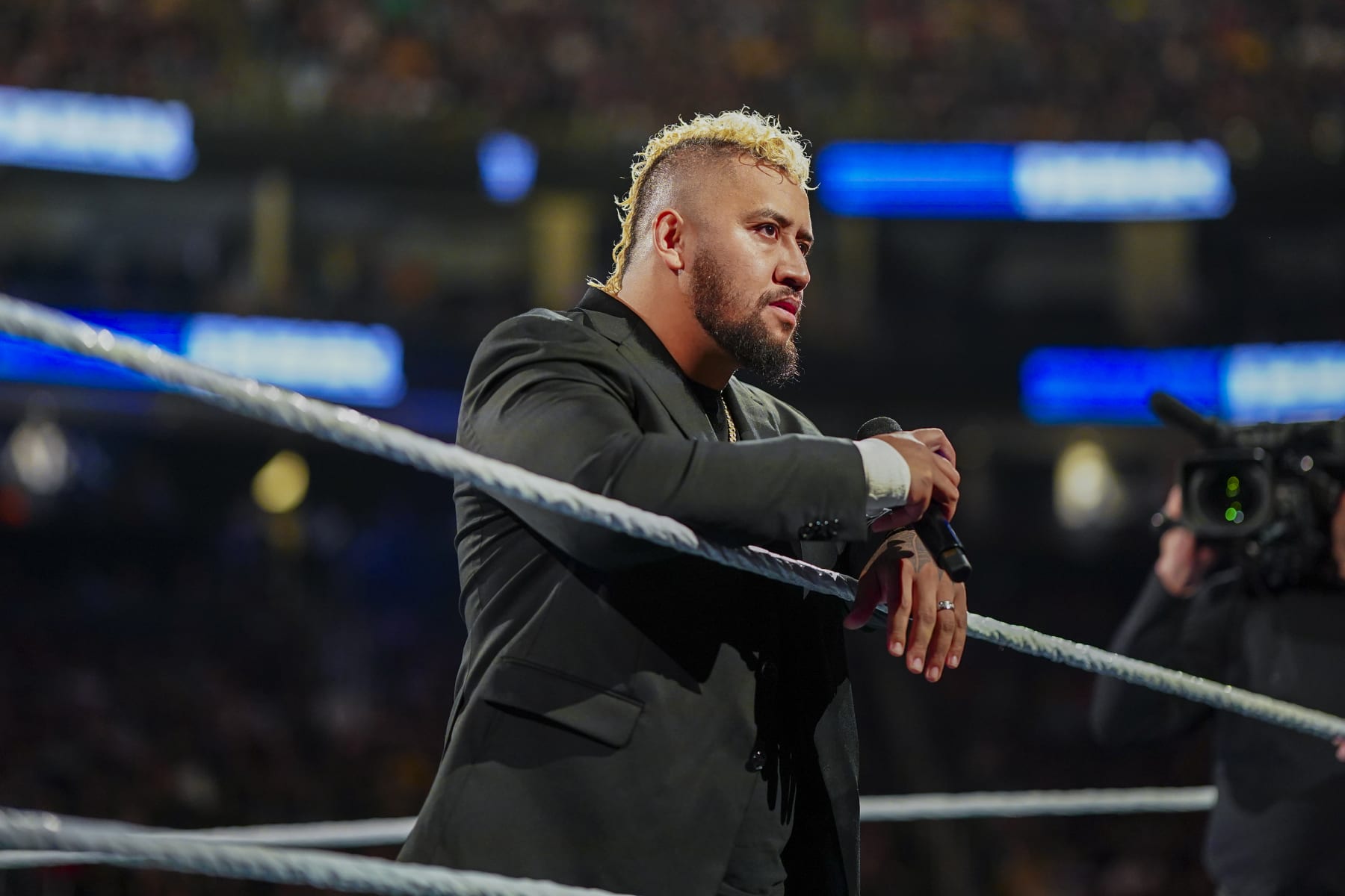 PITTSBURGH, PENNSYLVANIA- APRIL 19: Solo Sikoa talks to the WWE Universe during SmackDown at PPG Paints Arena on April 19, 2024 in Pittsburgh, Pennsylvania.  (Photo by WWE/Getty Images)