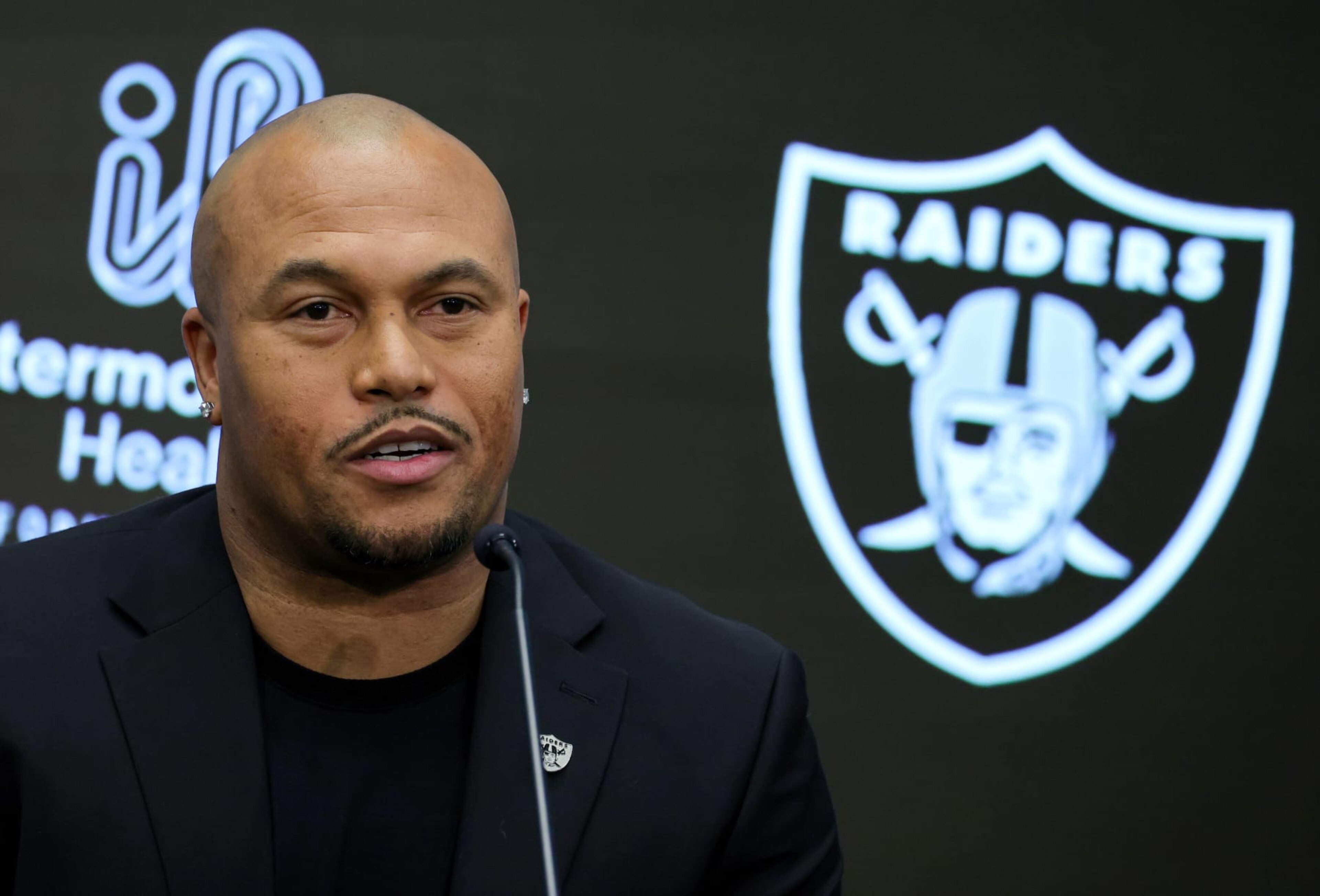 New Raiders head coach Antonio Pierce New Raiders head coach Antonio Pierce