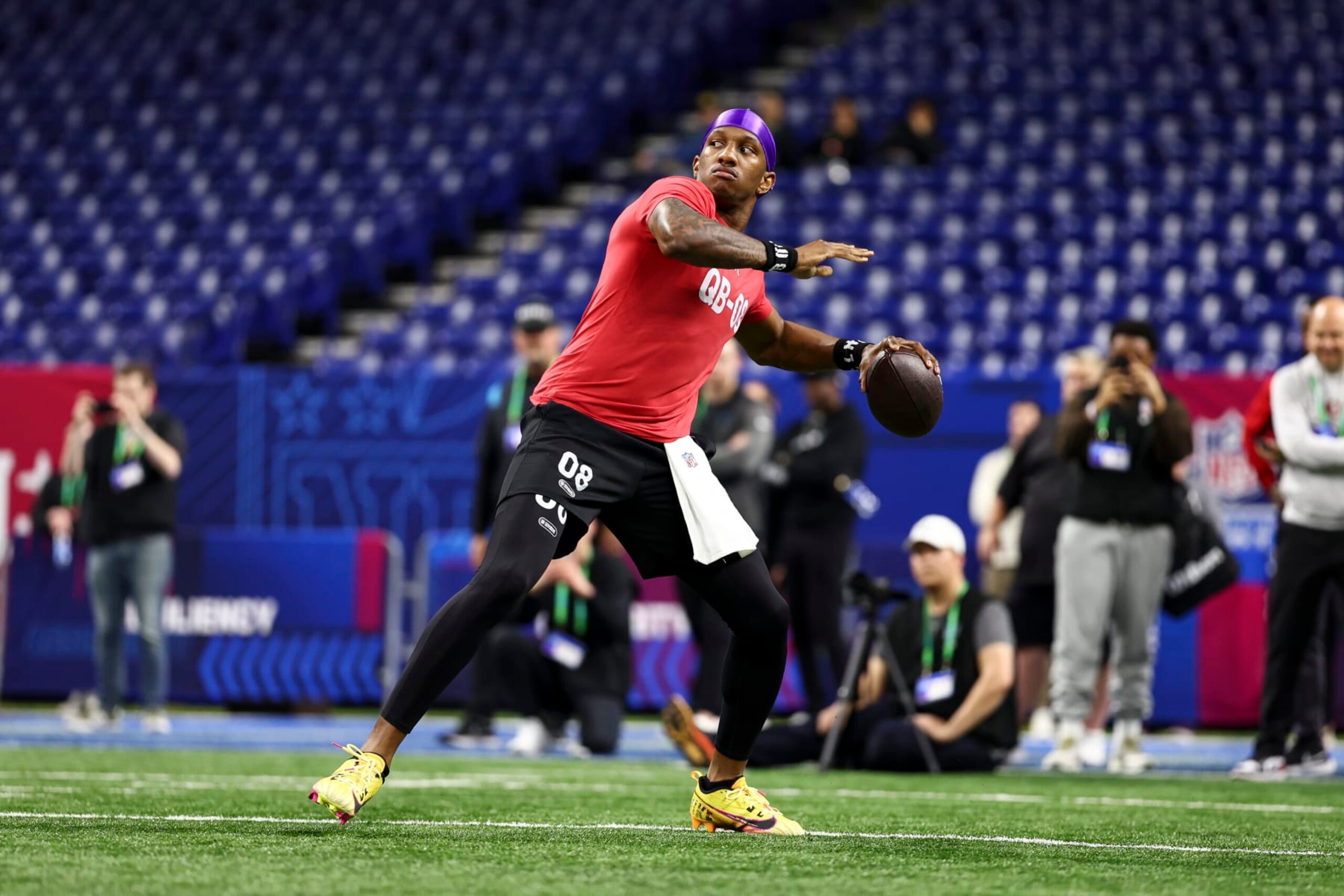 INDIANAPOLIS, INDIANA - MARCH 2: Michael Penix #QB08 of Washington participates in a drill during the NFL Combine at the Lucas Oil Stadium on March 2, 2024 in Indianapolis, Indiana. (Photo by Kevin Sabitus/Getty Images)
