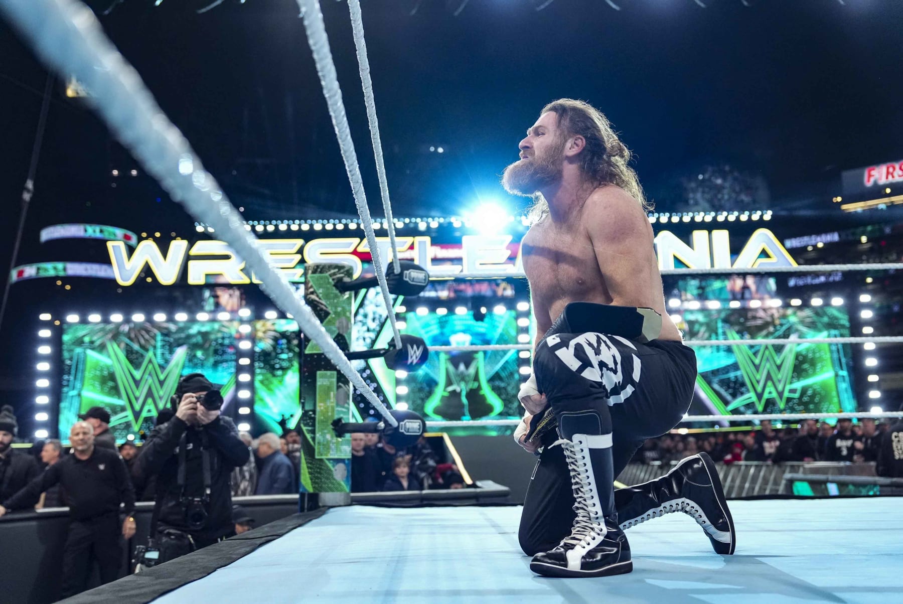 PHILADELPHIA, PENNSYLVANIA - APRIL 06: Sami Zayn defeats GUNTHER to win the WWE Intercontinental Championship during Night One of WrestleMania 40 at Lincoln Financial Field on April 6, 2024 in Philadelphia, Pennsylvania. (Photo by WWE/Getty Images)