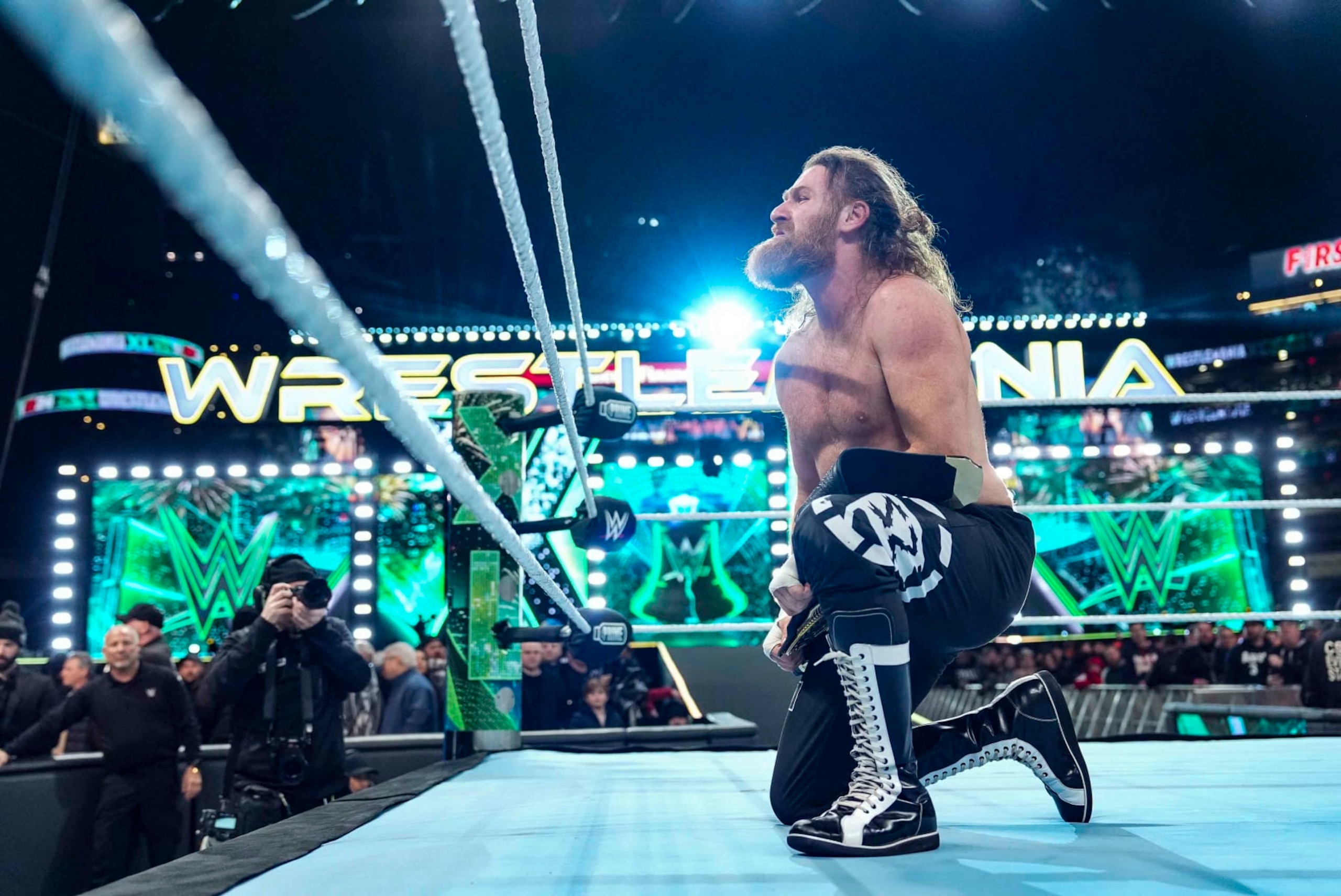 PHILADELPHIA, PENNSYLVANIA - APRIL 06: Sami Zayn defeats GUNTHER to win the WWE Intercontinental Championship during Night One of WrestleMania 40 at Lincoln Financial Field on April 6, 2024 in Philadelphia, Pennsylvania. (Photo by WWE/Getty Images)