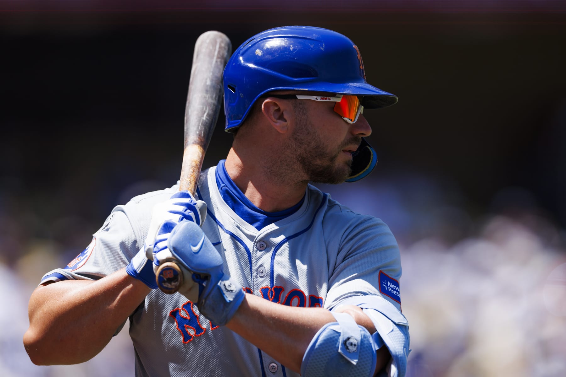 LOS ANGELES, CA - APRIL 21: New York Mets first base Pete Alonso (20) at bat during the Los Angeles Dodgers game versus the New York Mets on April 21, 2024, at Dodger Stadium in Los Angeles, CA. (Photo by Ric Tapia/Icon Sportswire via Getty Images)