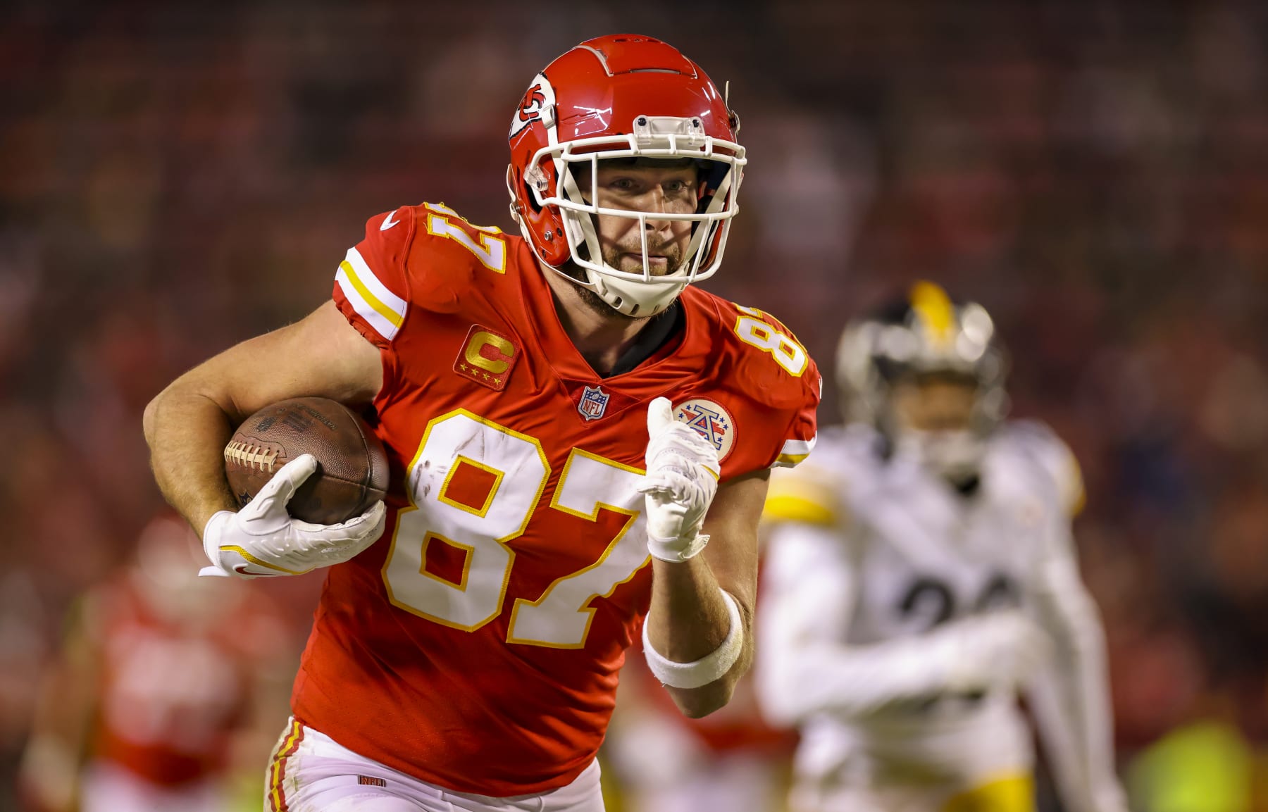 KANSAS CITY, MO - JANUARY 16: Travis Kelce #87 of the Kansas City Chiefs catches a second quarter pass for a 48-yard touchdown against the Pittsburgh Steelers during the AFC Wild Card Playoff game at Arrowhead Stadium on January 16, 2022 in Kansas City, Missouri. (Photo by David Eulitt/Getty Images)