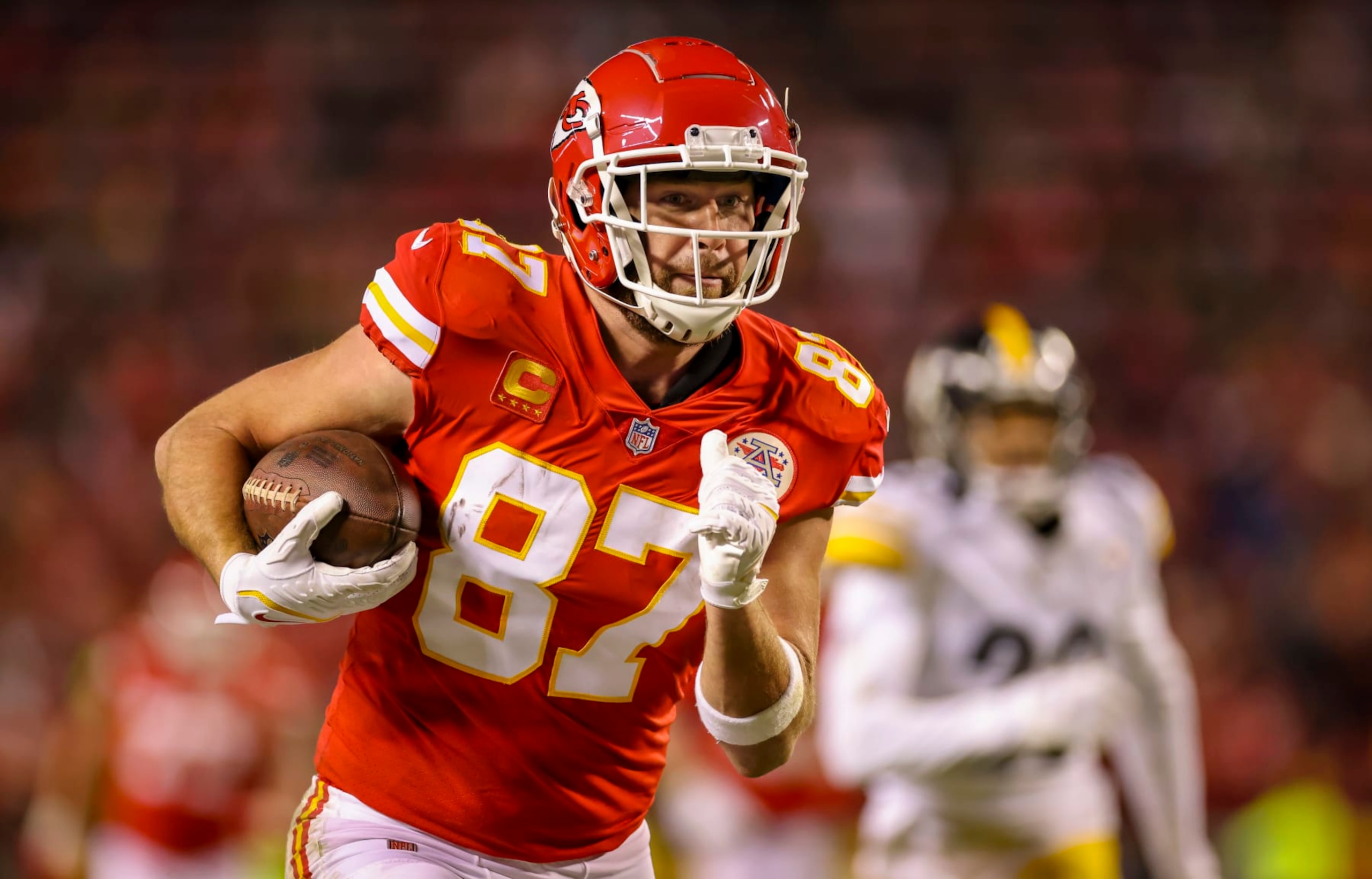 KANSAS CITY, MO - JANUARY 16: Travis Kelce #87 of the Kansas City Chiefs catches a second quarter pass for a 48-yard touchdown against the Pittsburgh Steelers during the AFC Wild Card Playoff game at Arrowhead Stadium on January 16, 2022 in Kansas City, Missouri. (Photo by David Eulitt/Getty Images)