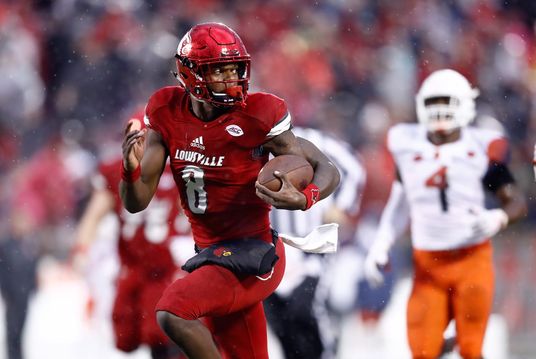 LOUISVILLE, KY - NOVEMBER 18:  Lamar Jackson #8 of the Louisville Cardinals runs for a touchdown against the Syracuse Orange during the game at Papa John's Cardinal Stadium on November 18, 2017 in Louisville, Kentucky.  (Photo by Andy Lyons/Getty Images)