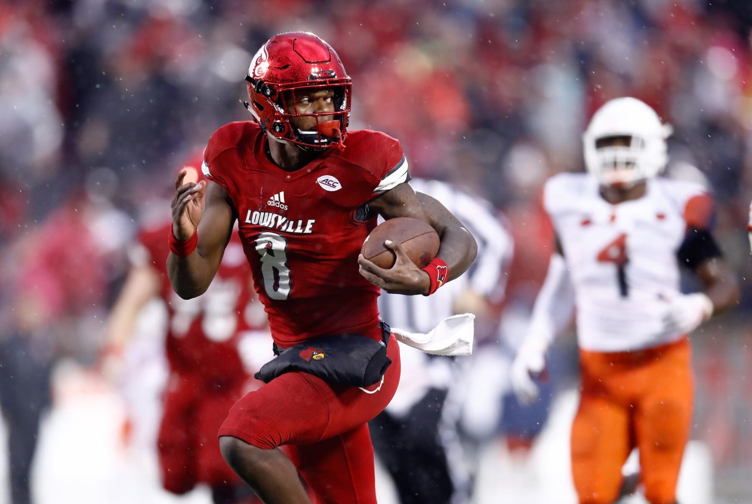 LOUISVILLE, KY - NOVEMBER 18:  Lamar Jackson #8 of the Louisville Cardinals runs for a touchdown against the Syracuse Orange during the game at Papa John's Cardinal Stadium on November 18, 2017 in Louisville, Kentucky.  (Photo by Andy Lyons/Getty Images)