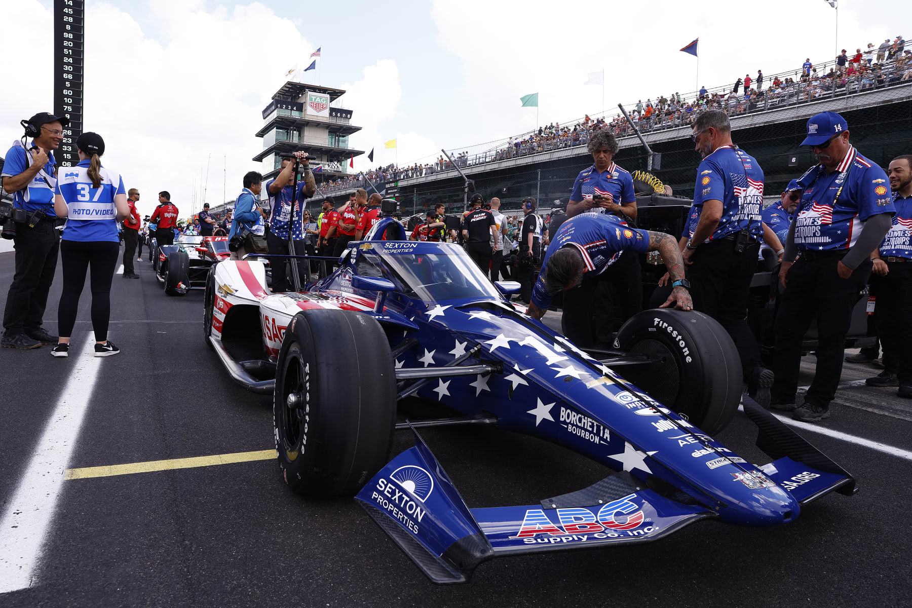 INDIANAPOLIS, IN - MAY 18: Santino Ferrucci of USA (14) driving for A.J. Foyt Enterprises crew prepares his card during qualifications for the NTT IndyCar Series Indianapolis 500 Qualifying on May 18, 2024 at the Indianapolis Motor Speedway in Indianapolis, IN.  (Photo by Jeffrey Brown/Icon Sportswire via Getty Images)