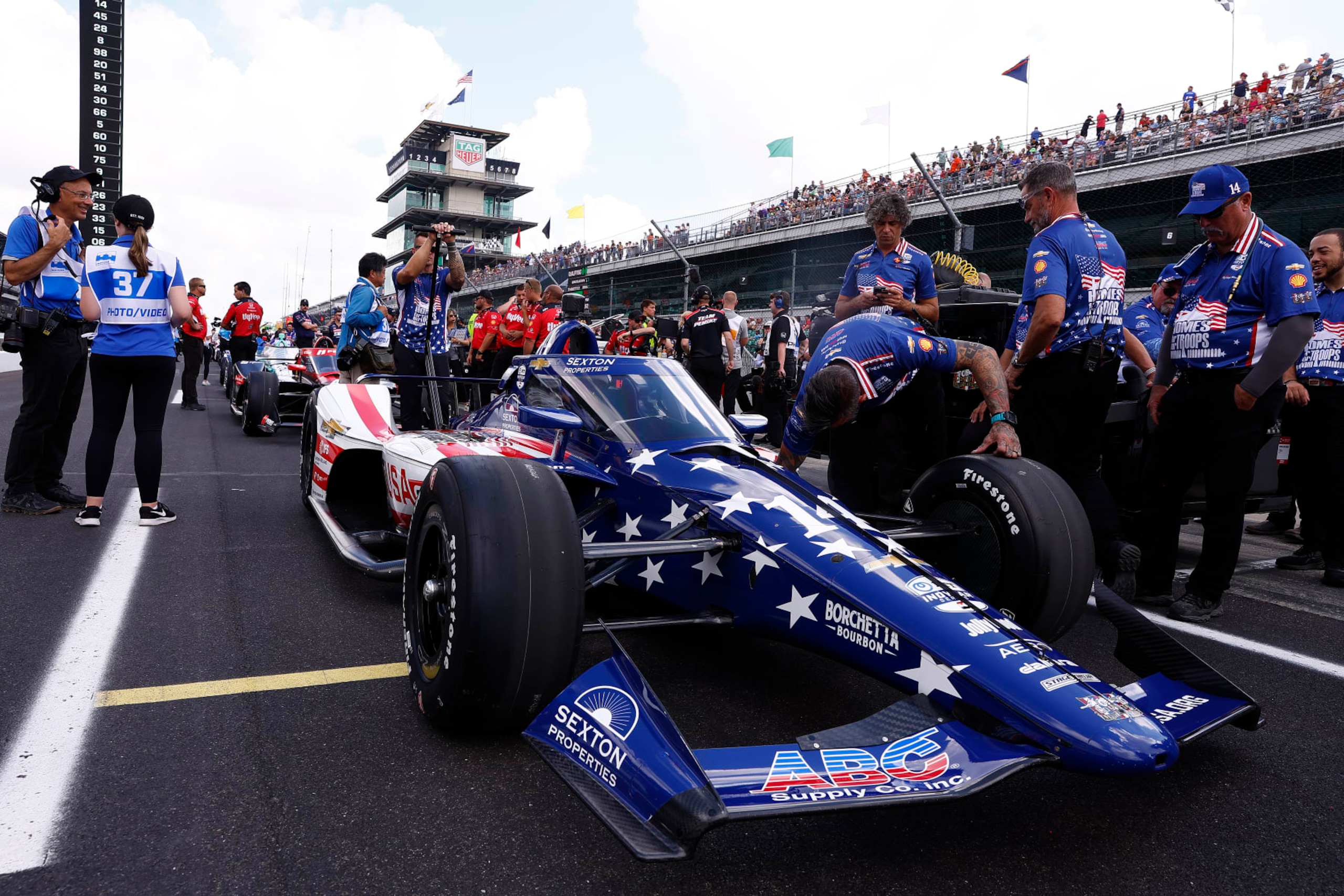 INDIANAPOLIS, IN - MAY 18: Santino Ferrucci of USA (14) driving for A.J. Foyt Enterprises crew prepares his card during qualifications for the NTT IndyCar Series Indianapolis 500 Qualifying on May 18, 2024 at the Indianapolis Motor Speedway in Indianapolis, IN.  (Photo by Jeffrey Brown/Icon Sportswire via Getty Images)