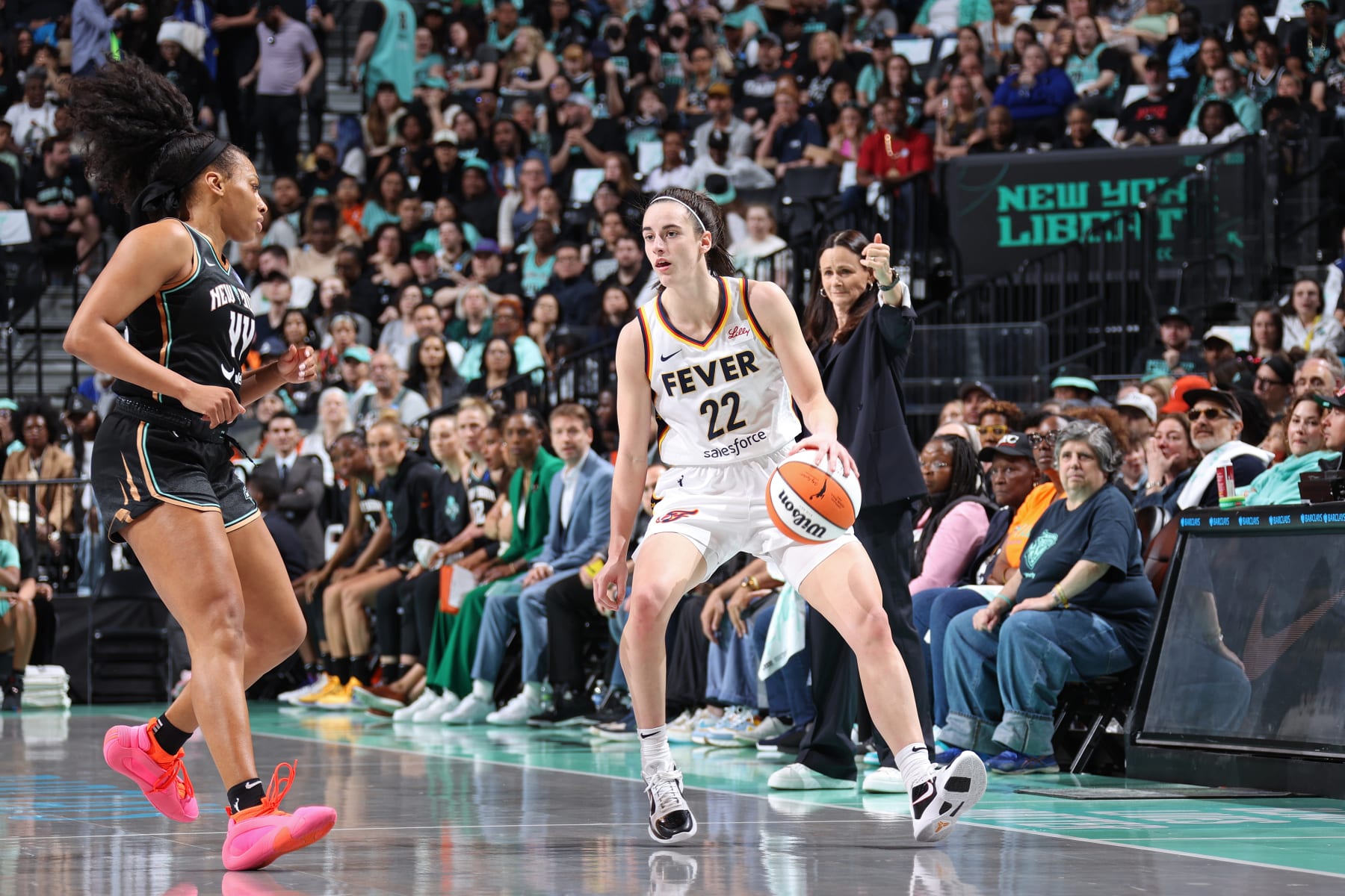 BROOKLYN, NY - MAY 18: Caitlin Clark #22 of the Indiana Fever handles the ball during the game against the New York Liberty on May 18, 2024 at Barclays Center in Brooklyn, New York. NOTE TO USER: User expressly acknowledges and agrees that, by downloading and or using this Photograph, user is consenting to the terms and conditions of the Getty Images License Agreement. Mandatory Copyright Notice: Copyright 2024 NBAE (Photo by Stephen Gosling/NBAE via Getty Images)