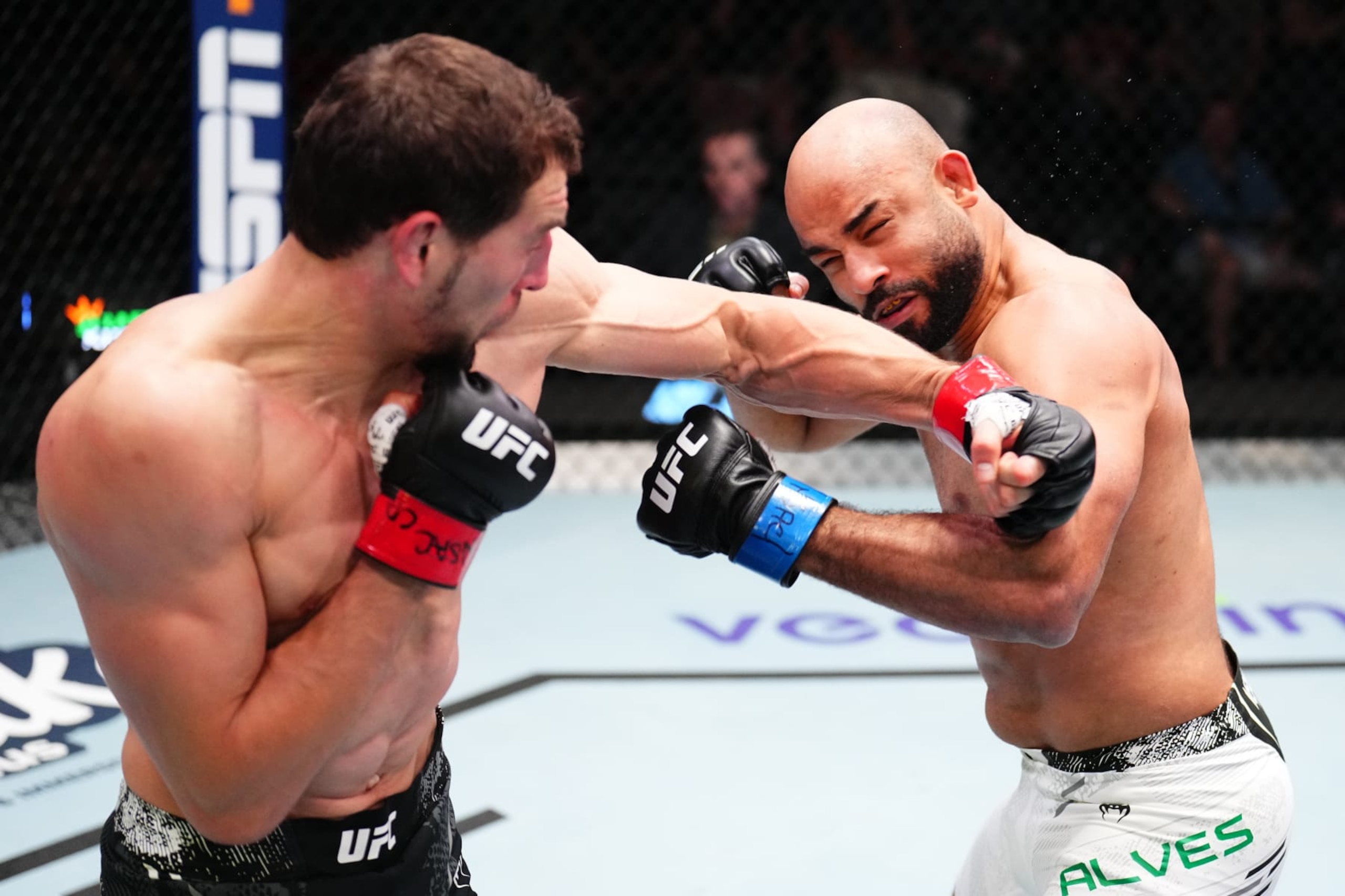 Abus Magomedov punches Warlley Alves