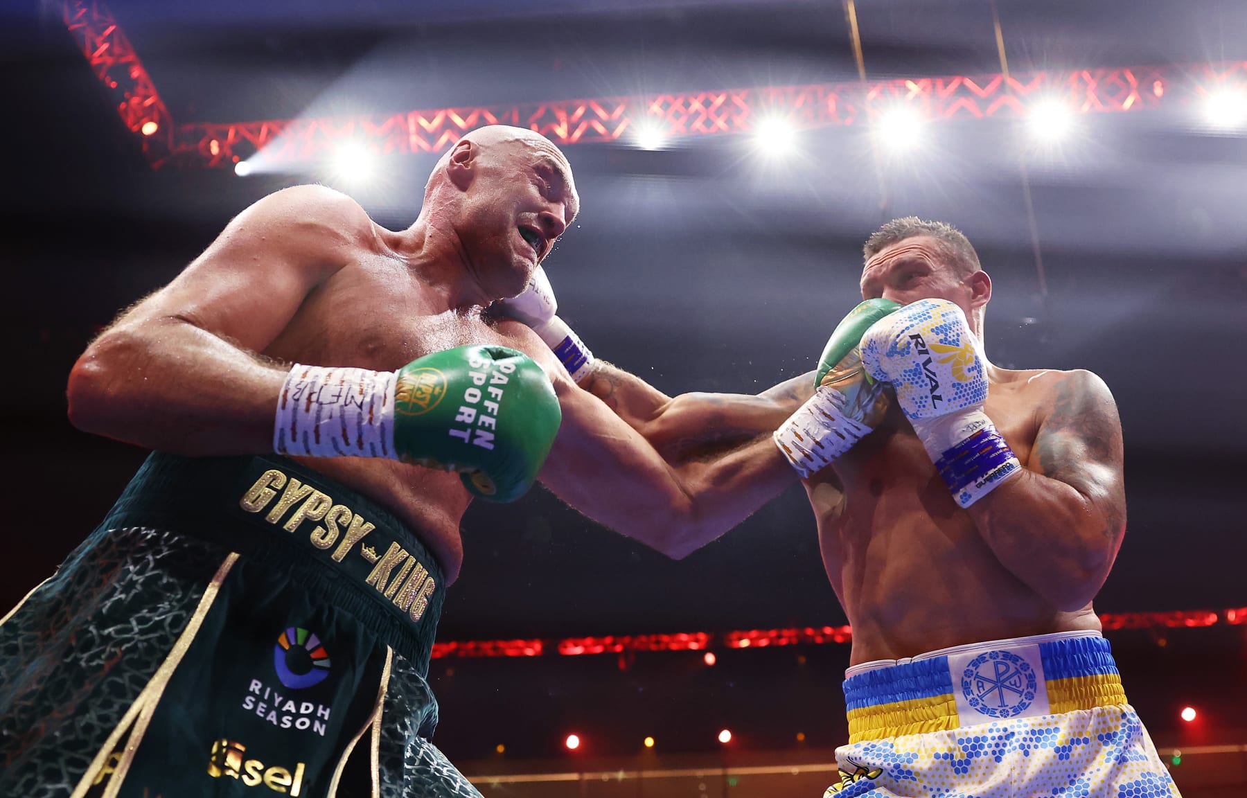 RIYADH, SAUDI ARABIA - MAY 18: Tyson Fury and Oleksandr Usyk exchange punches during the IBF, WBA, WBC, WBO and Undisputed Heavyweight titles' fight between Tyson Fury and Oleksandr Usyk at Kingdom Arena on May 18, 2024 in Riyadh, Saudi Arabia. (Photo by Richard Pelham/Getty Images)