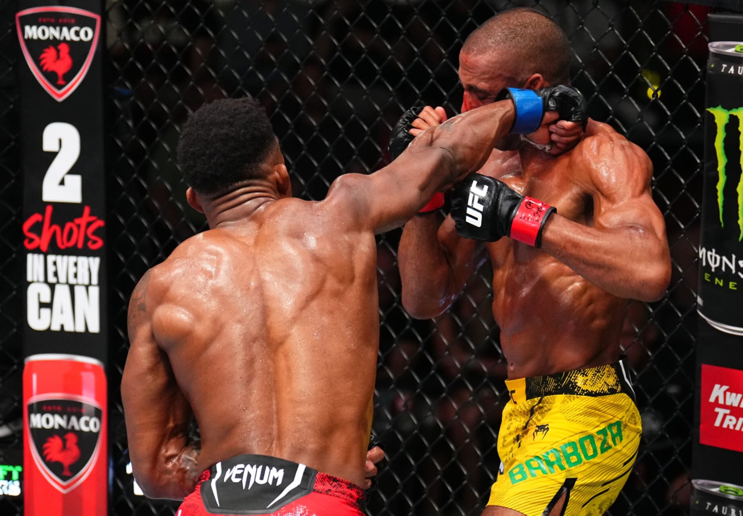 Lerone Murphy punches Edson Barboza