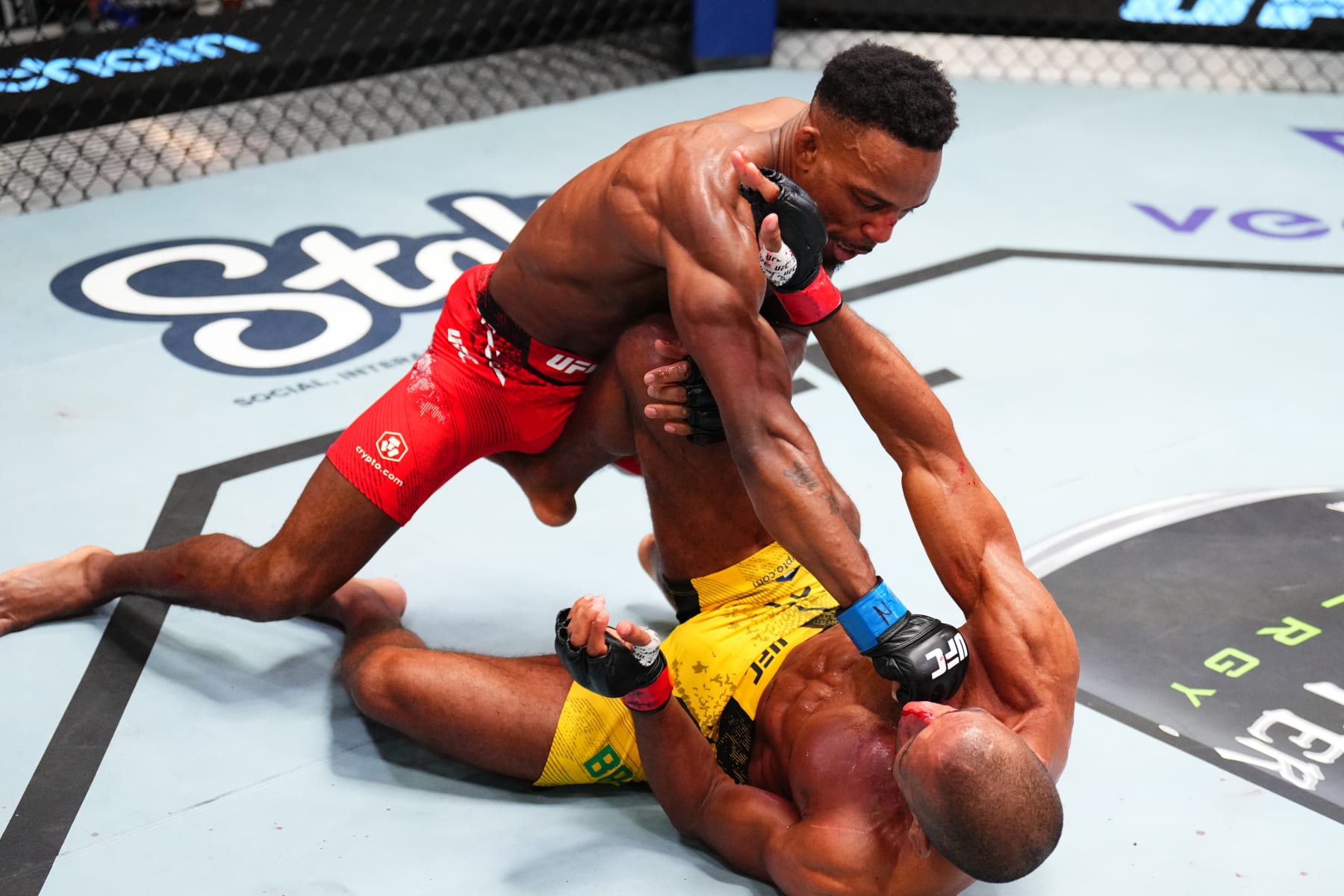Lerone Murphy punches Edson Barboza