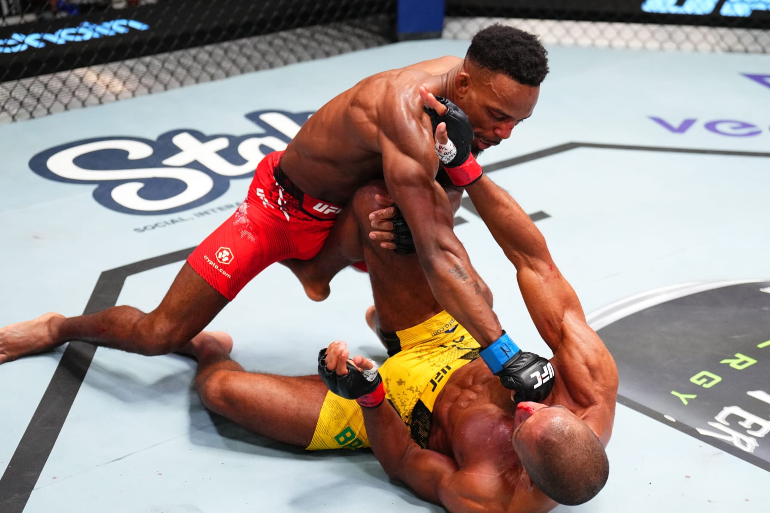 Lerone Murphy punches Edson Barboza