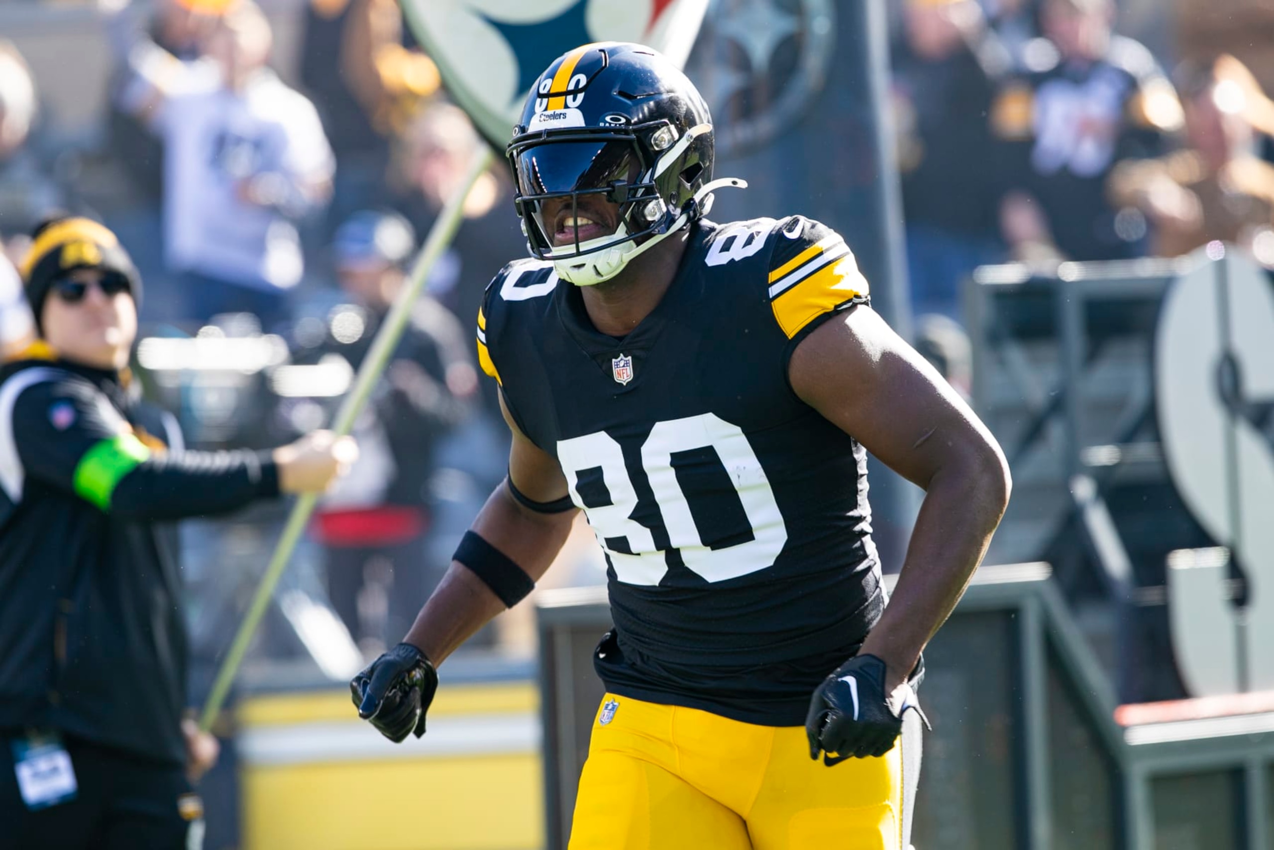 PITTSBURGH, PA - NOVEMBER 12: Pittsburgh Steelers tight end Darnell Washington (80) looks on during the regular season NFL football game between the Green Bay Packers and Pittsburgh Steelers on November 12, 2023 at Acrisure Stadium in Pittsburgh, PA. (Photo by Mark Alberti/Icon Sportswire via Getty Images) PITTSBURGH, PA - NOVEMBER 12: Pittsburgh Steelers tight end Darnell Washington (80) looks on during the regular season NFL football game between the Green Bay Packers and Pittsburgh Steelers on November 12, 2023 at Acrisure Stadium in Pittsburgh, PA. (Photo by Mark Alberti/Icon Sportswire via Getty Images)