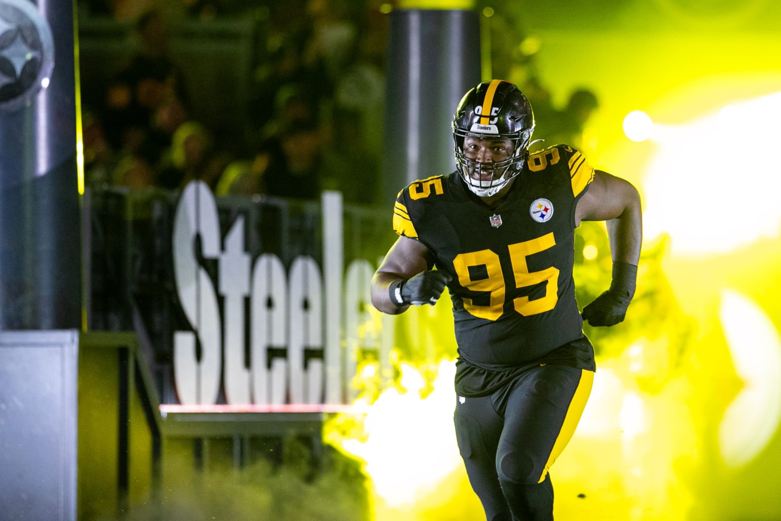 PITTSBURGH, PA - DECEMBER 07: Pittsburgh Steelers defensive tackle Keeanu Benton (95) runs onto the field during the regular season NFL football game between the New England Patriots and Pittsburgh Steelers on December 07, 2023 at Acrisure Stadium in Pittsburgh, PA. (Photo by Mark Alberti/Icon Sportswire via Getty Images) PITTSBURGH, PA - DECEMBER 07: Pittsburgh Steelers defensive tackle Keeanu Benton (95) runs onto the field during the regular season NFL football game between the New England Patriots and Pittsburgh Steelers on December 07, 2023 at Acrisure Stadium in Pittsburgh, PA. (Photo by Mark Alberti/Icon Sportswire via Getty Images)
