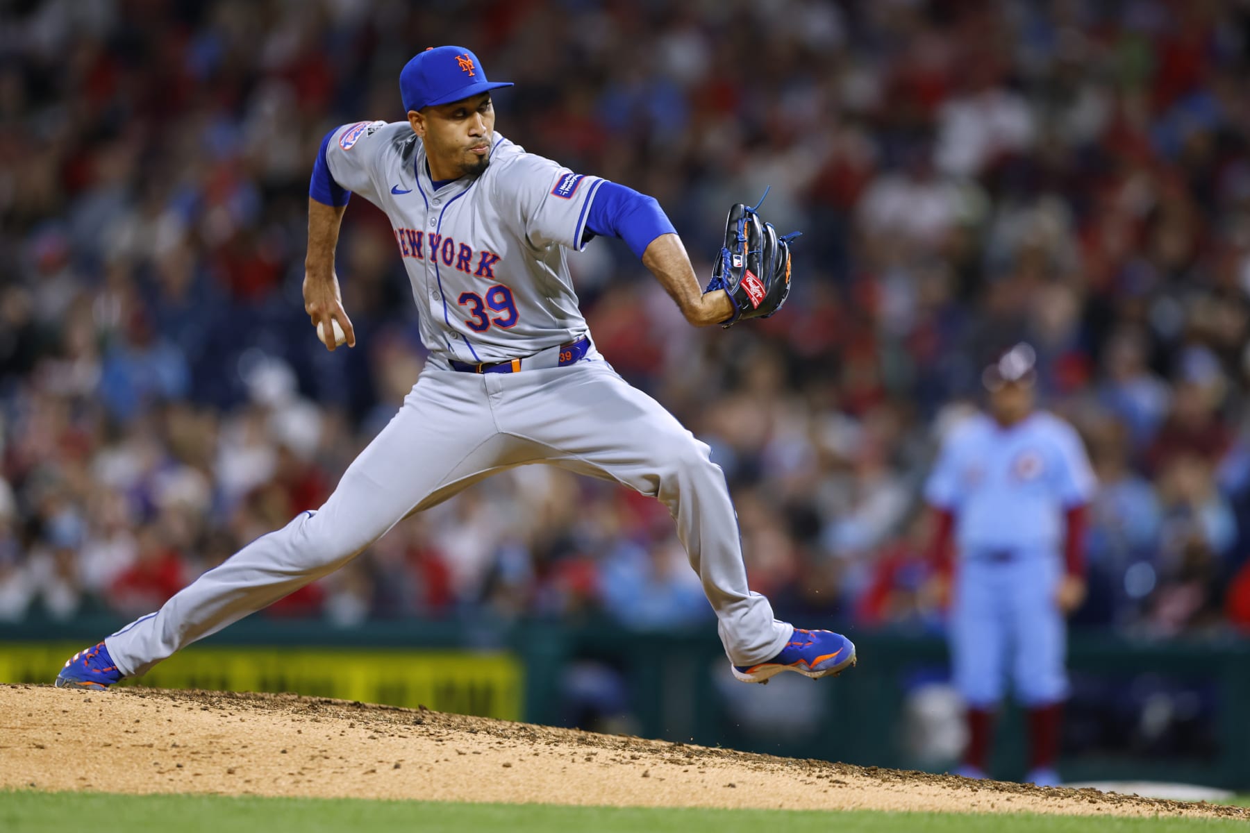 PHILADELPHIA, PENNSYLVANIA - MAY 16: Edwin Díaz #39 of the New York Mets in action against the Philadelphia Phillies during a game at Citizens Bank Park on May 16, 2024 in Philadelphia, Pennsylvania. (Photo by Rich Schultz/Getty Images)