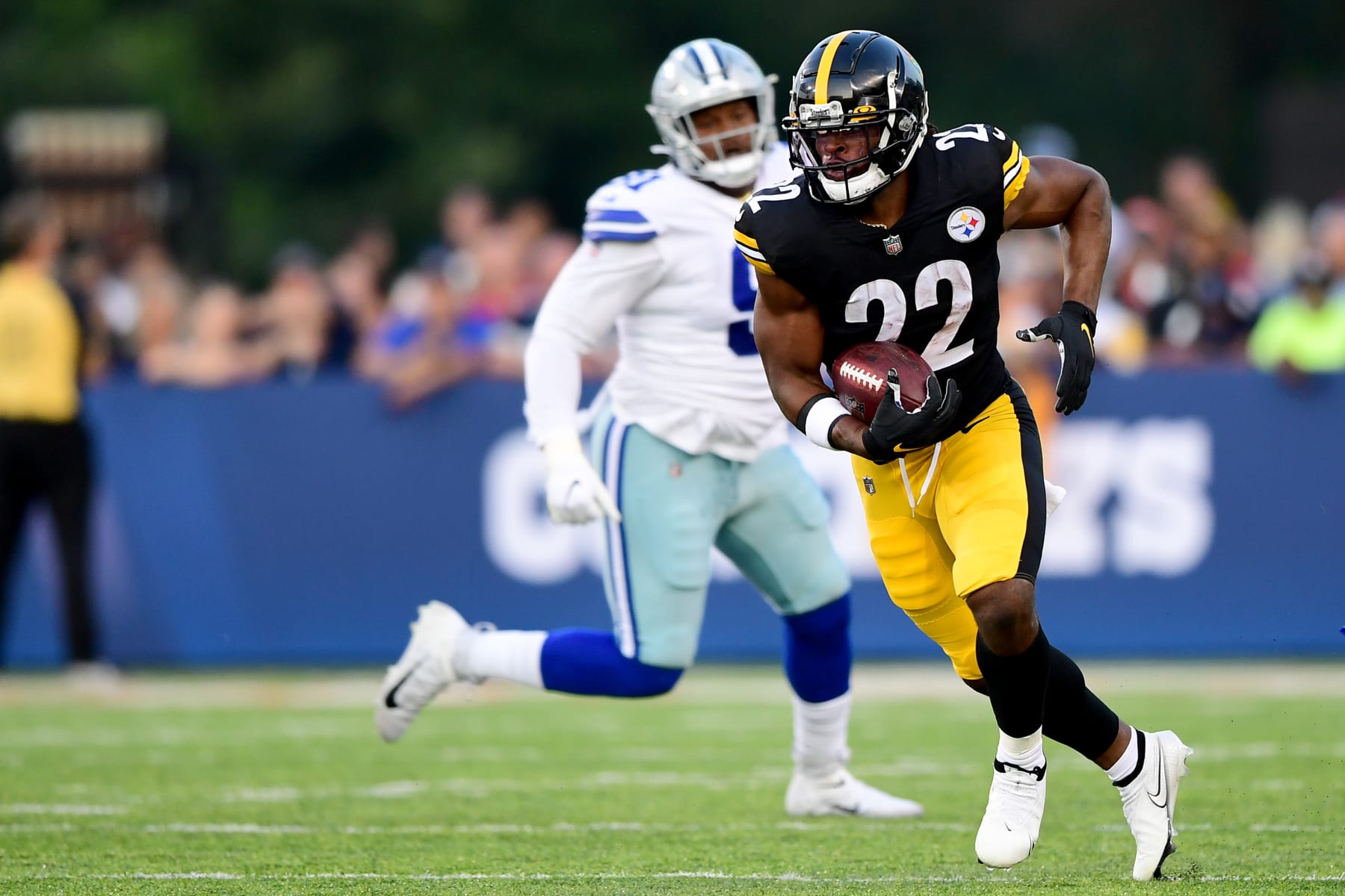 CANTON, OHIO - AUGUST 5: Najee Harris #22 of the Pittsburgh Steelers runs the ball in the first half during the 2021 NFL preseason Hall of Fame Game against the Dallas Cowboys at Tom Benson Hall Of Fame Stadium on August 5, 2021 in Canton, Ohio. (Photo by Emilee Chinn/Getty Images)